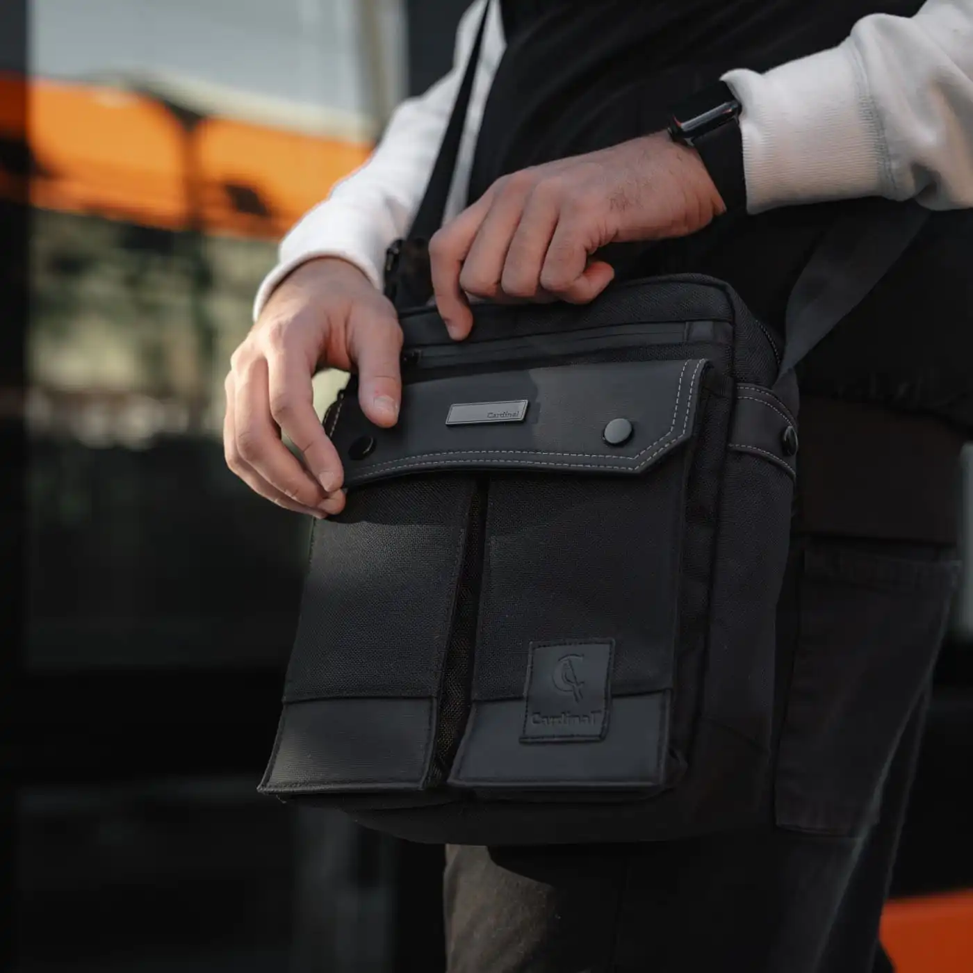 Τσαντάκι ώμου Cardinal 123 μαύρο