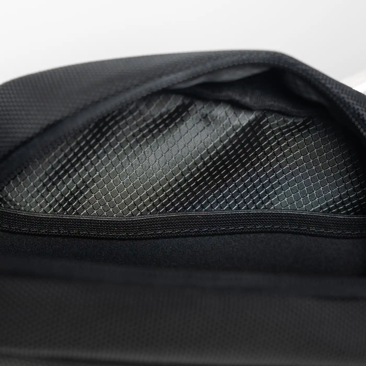 Τσαντάκι ώμου Cardinal 125 μαύρο