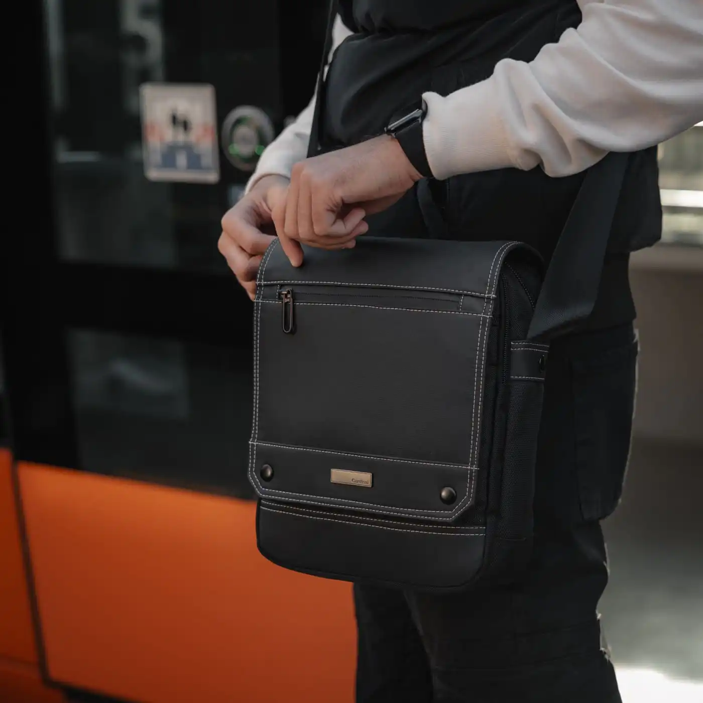 Τσαντάκι ώμου Cardinal 127 μαύρο