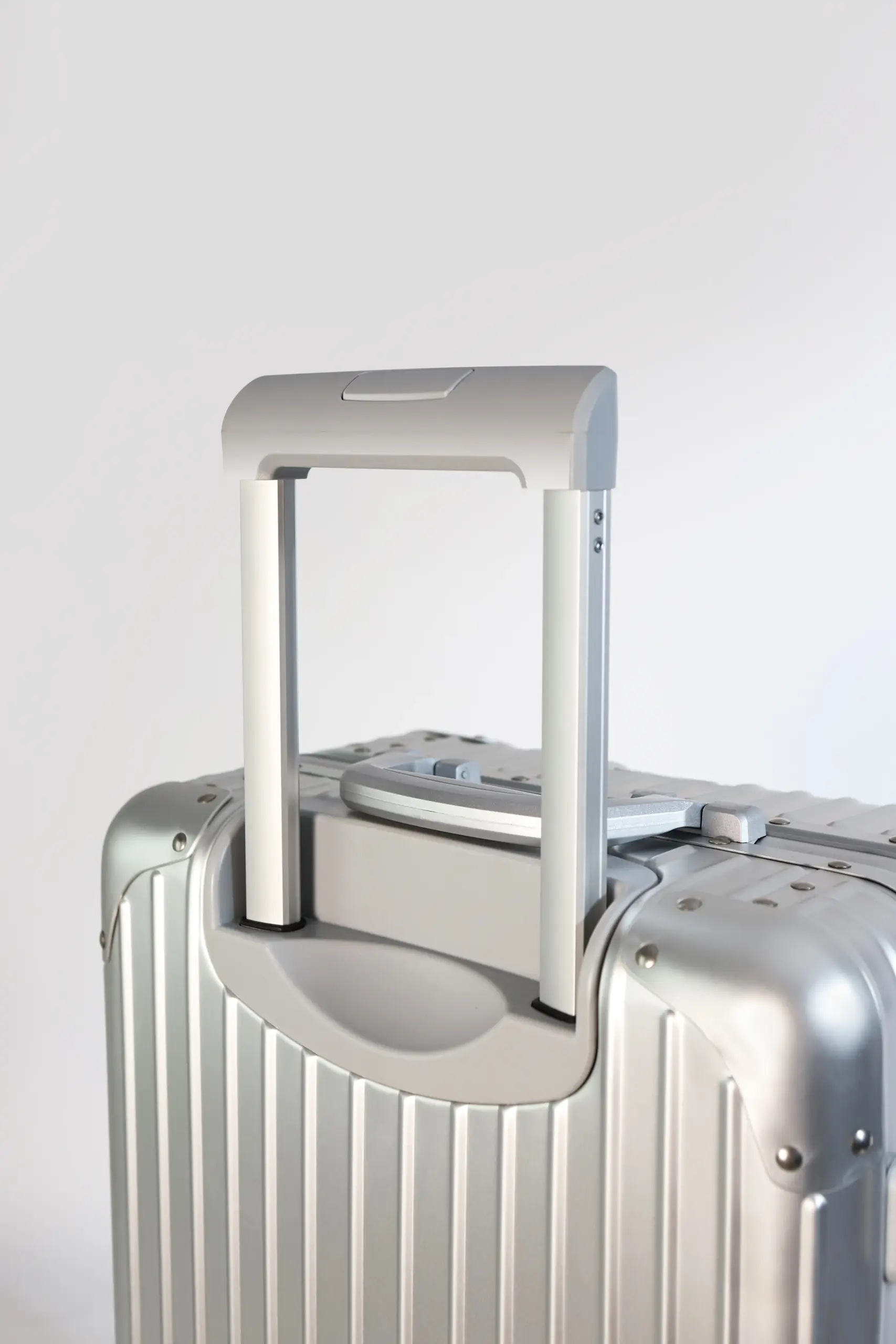 Βαλίτσα Αλουμινίου Μεγάλου Μεγέθους Newcom N1526/70 ασημί