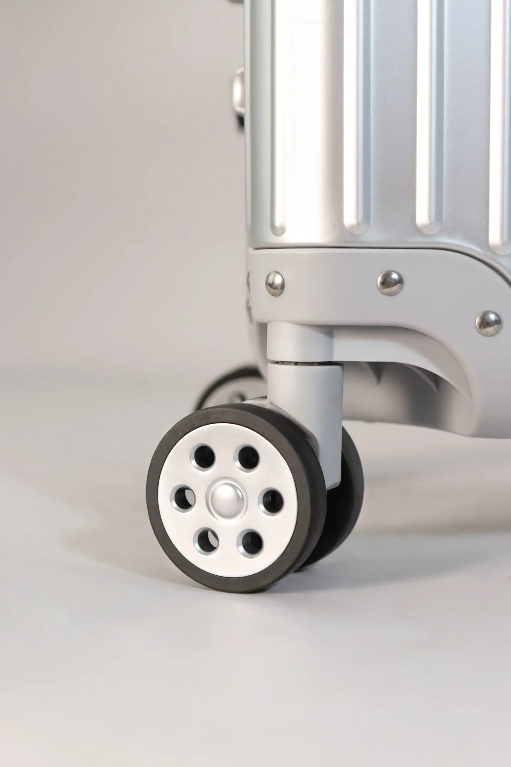 Βαλίτσα Αλουμινίου Μεγάλου Μεγέθους Newcom N1526/70 ασημί