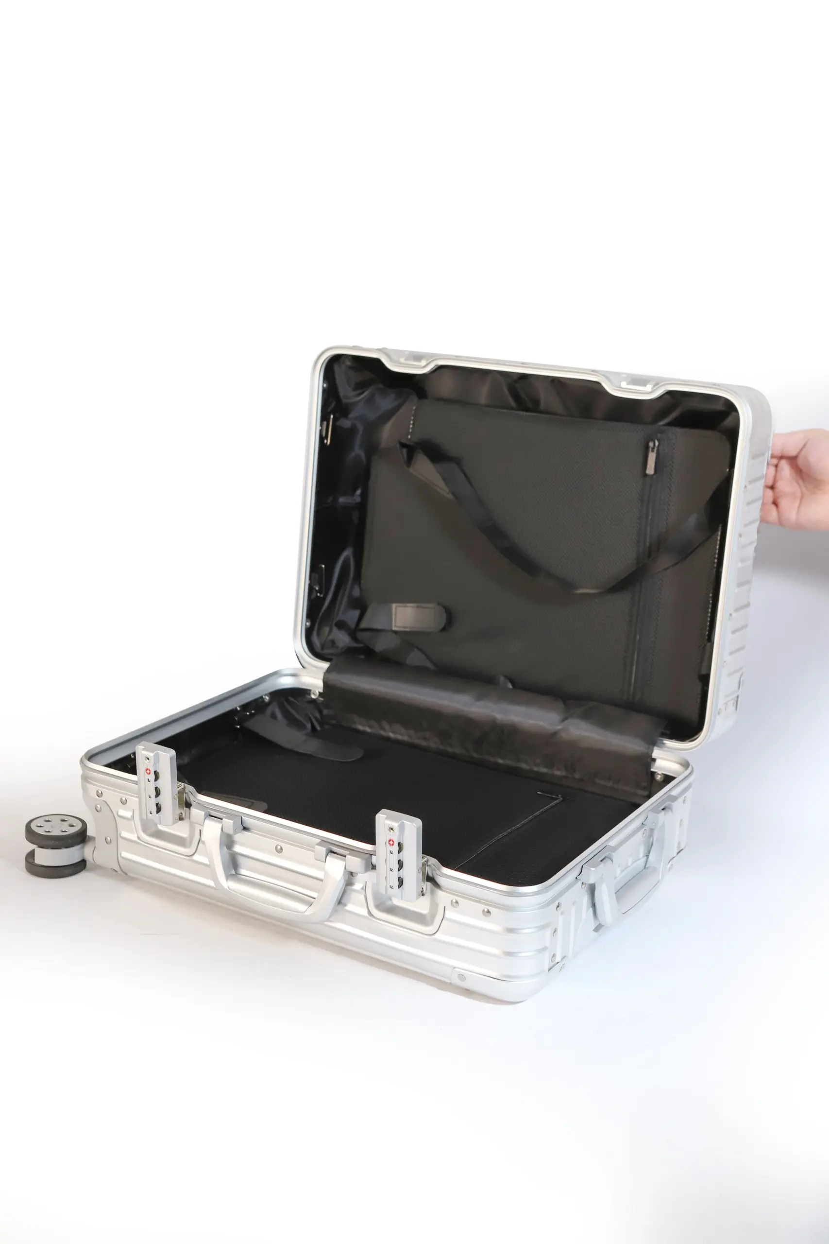 Βαλίτσα Αλουμινίου Μεγάλου Μεγέθους Newcom N1526/70 ασημί