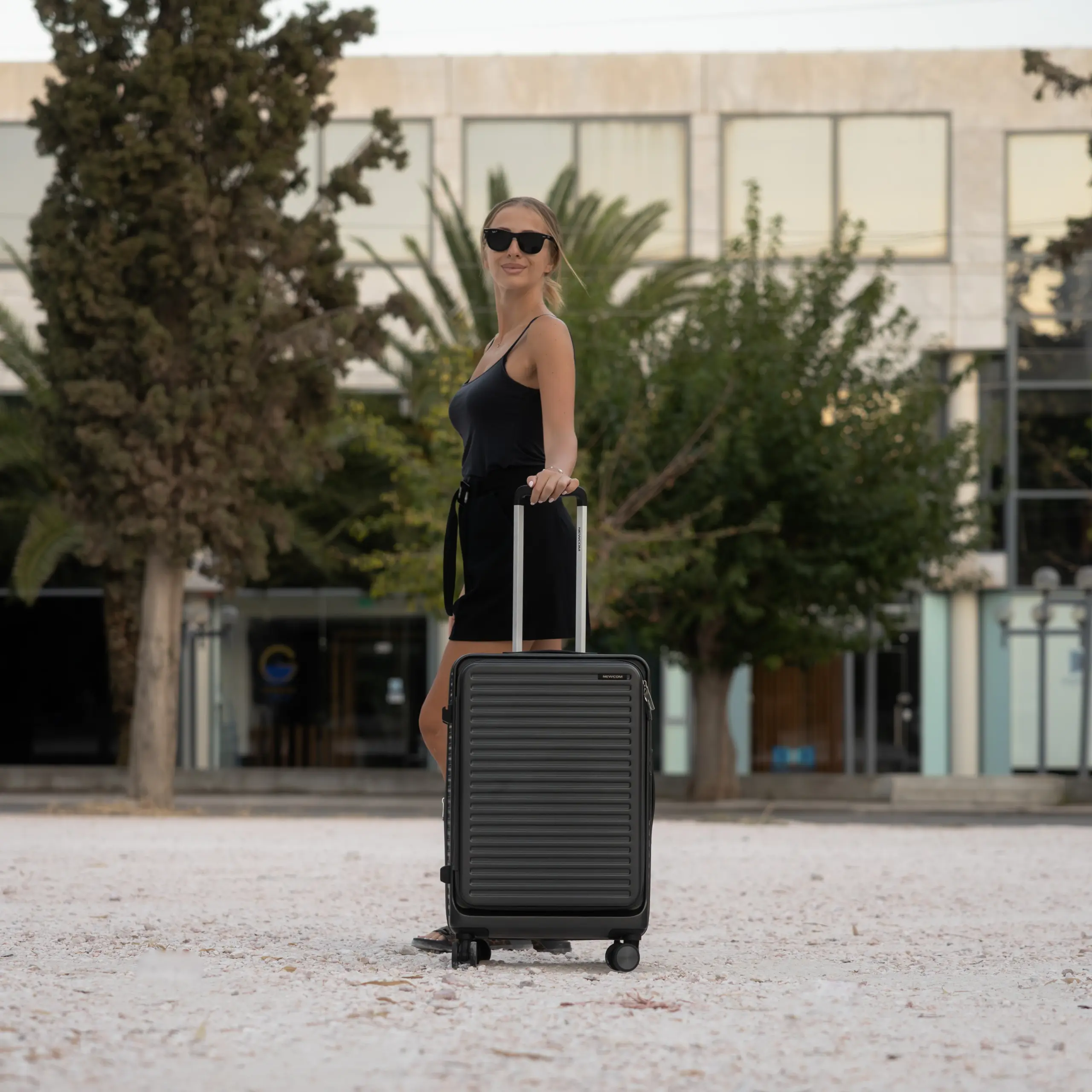 Βαλίτσα μεσαία 20 κιλών Newcom (ABS+PC) N1605/60 dark grey