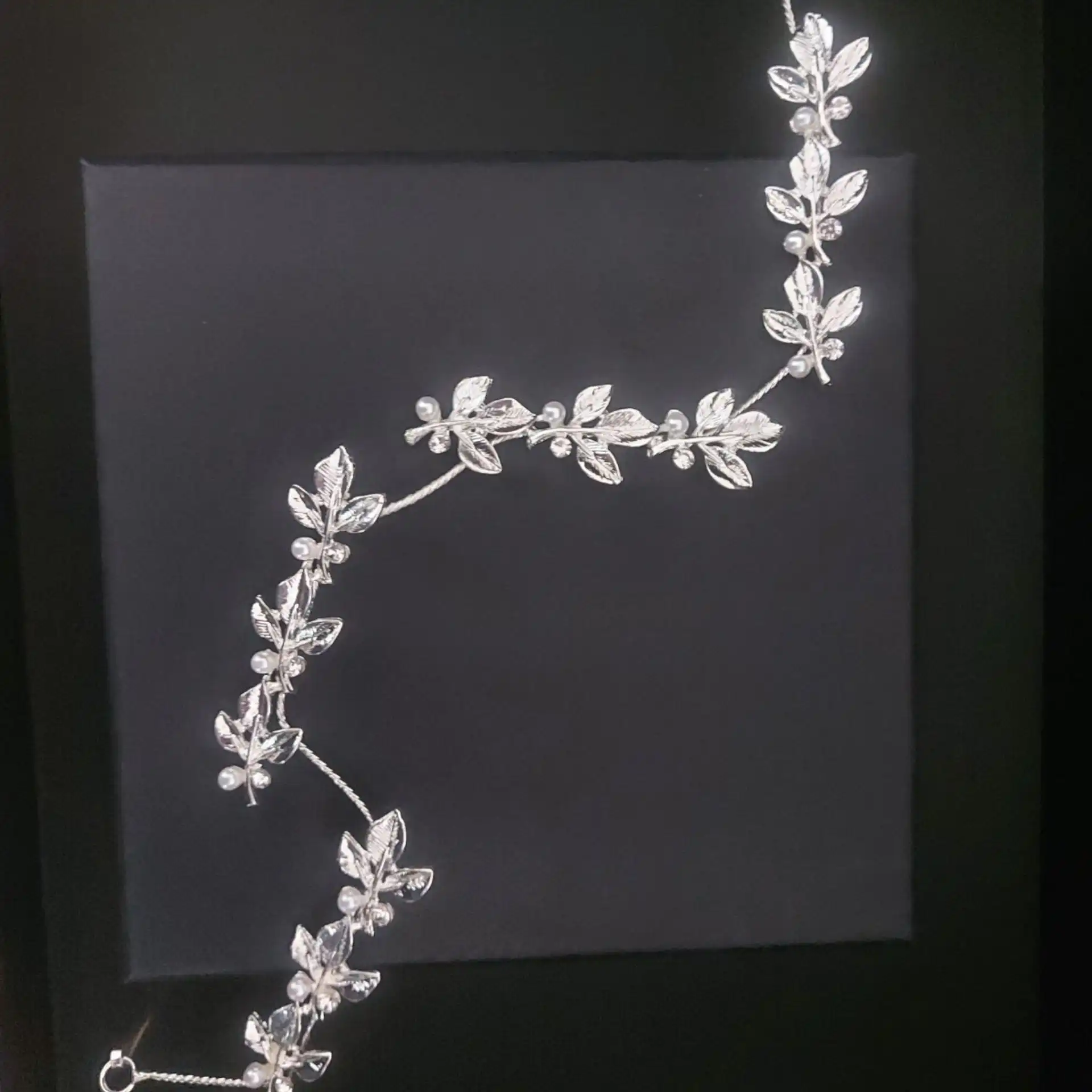 Νυφικό headpiece φύλλα με στρας & πέρλα λεπτομέρειες 32 cm Νυφικό headpiece φύλλα με στρας & πέρλα λεπτομέρειες 32 cm