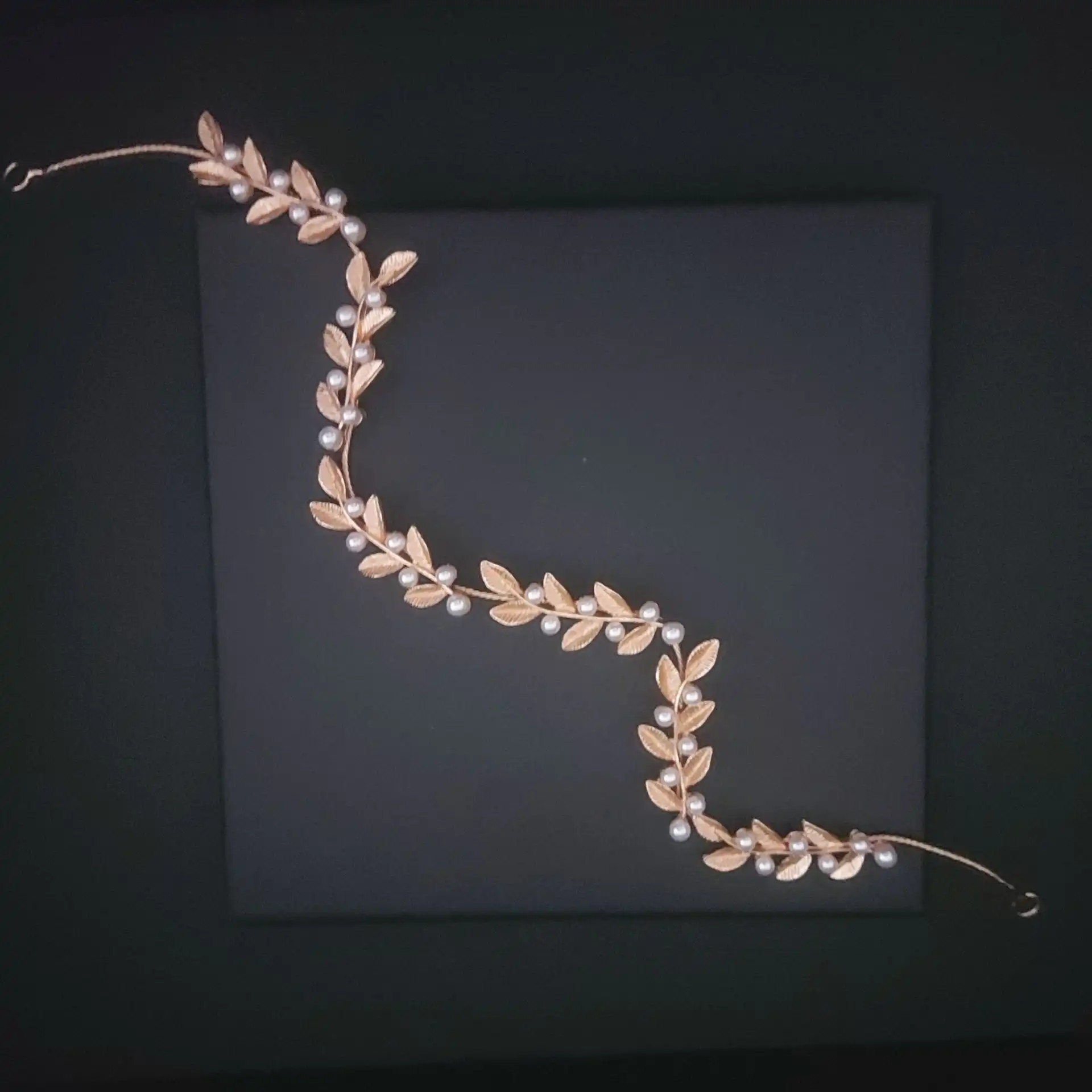 Νυφικό headpiece χρυσά φύλλα  με λεπτομέρειες πέρλα 32 cm