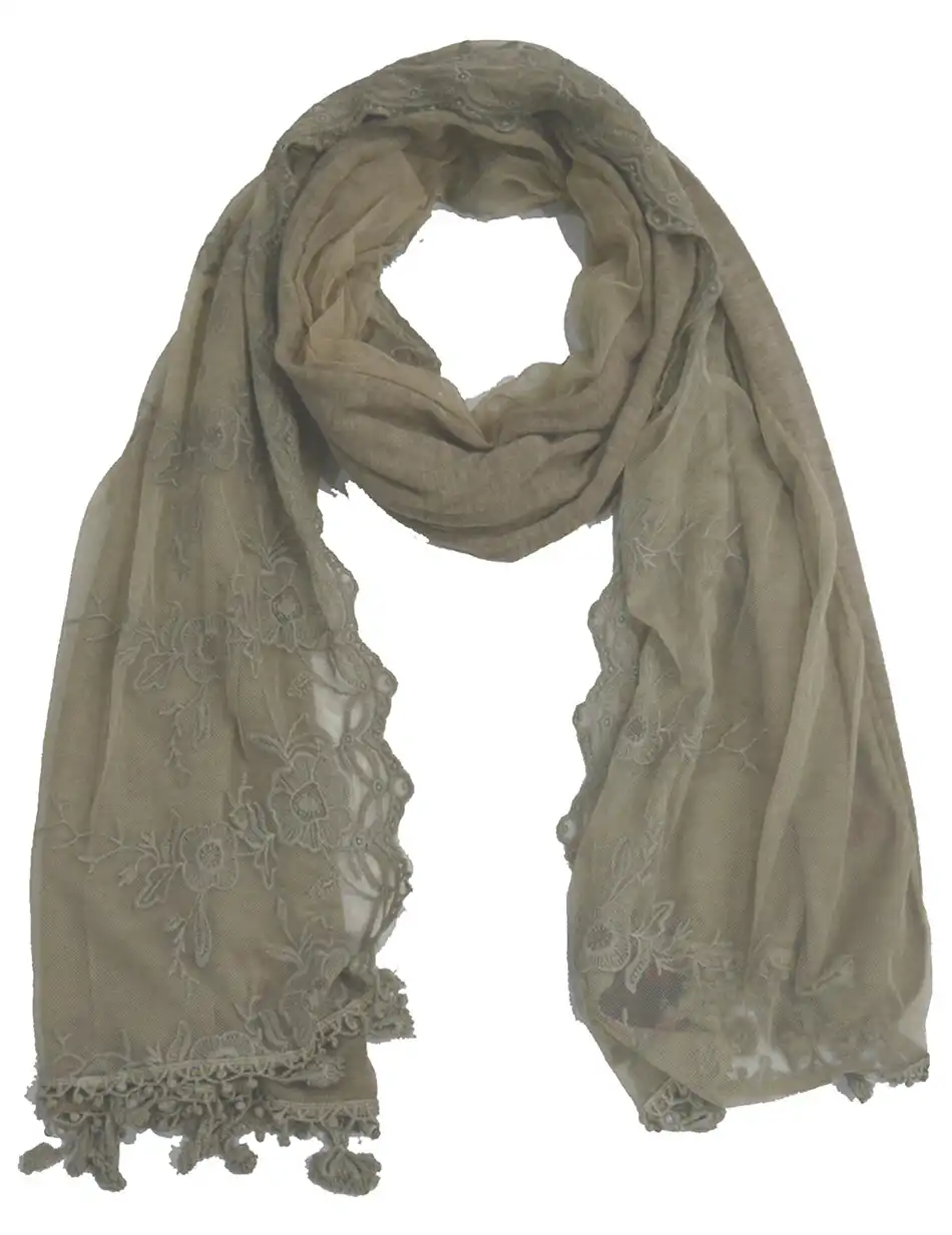 Κασκόλ, λεπτής ύφανσης, με κεντημένο τούλι 34-501-005 DK BEIGE Κασκόλ, λεπτής ύφανσης, με κεντημένο τούλι 34-501-005 DK BEIGE