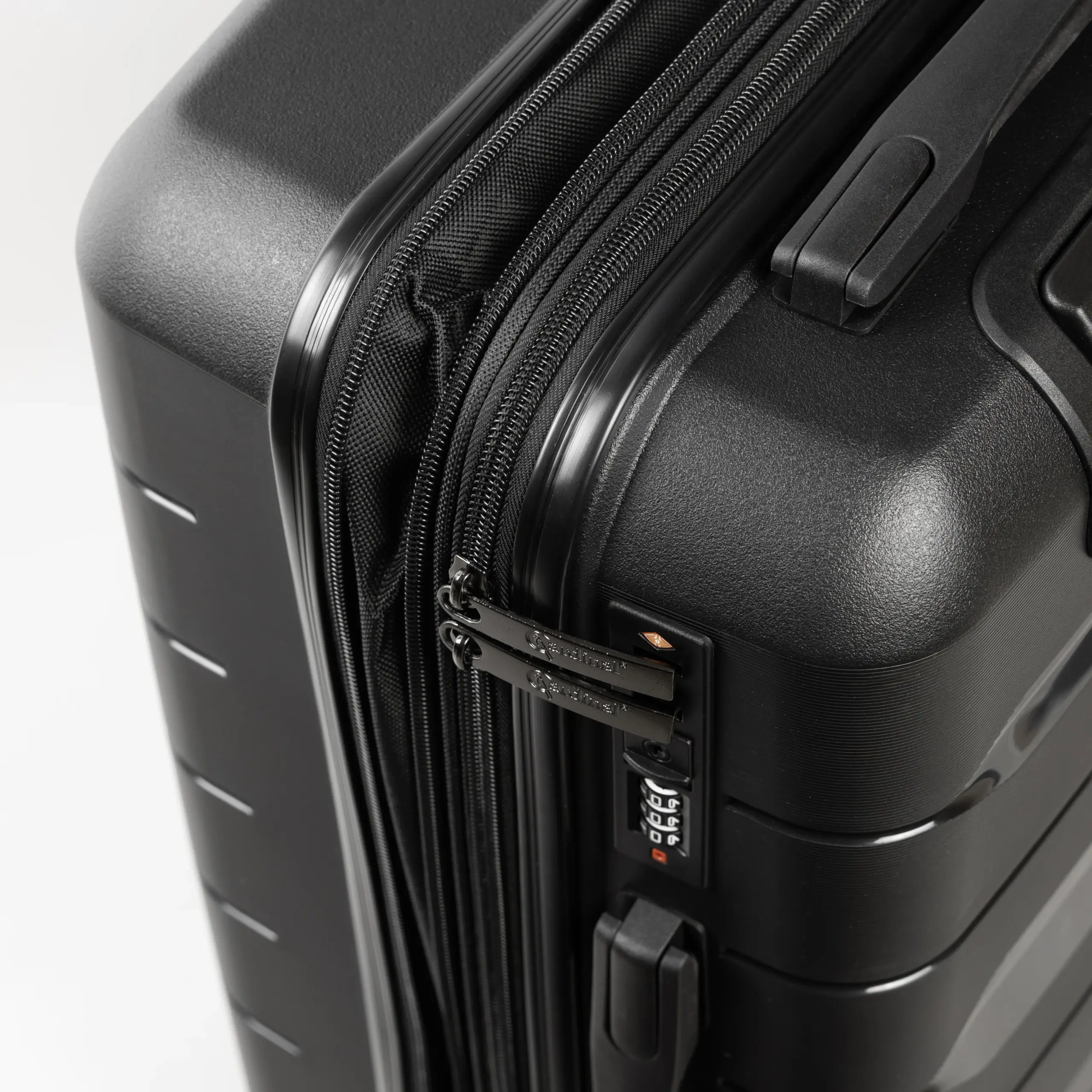 Βαλίτσα καμπίνας με αποσπόμενα ροδάκια Cardinal 4004/55 μαύρο