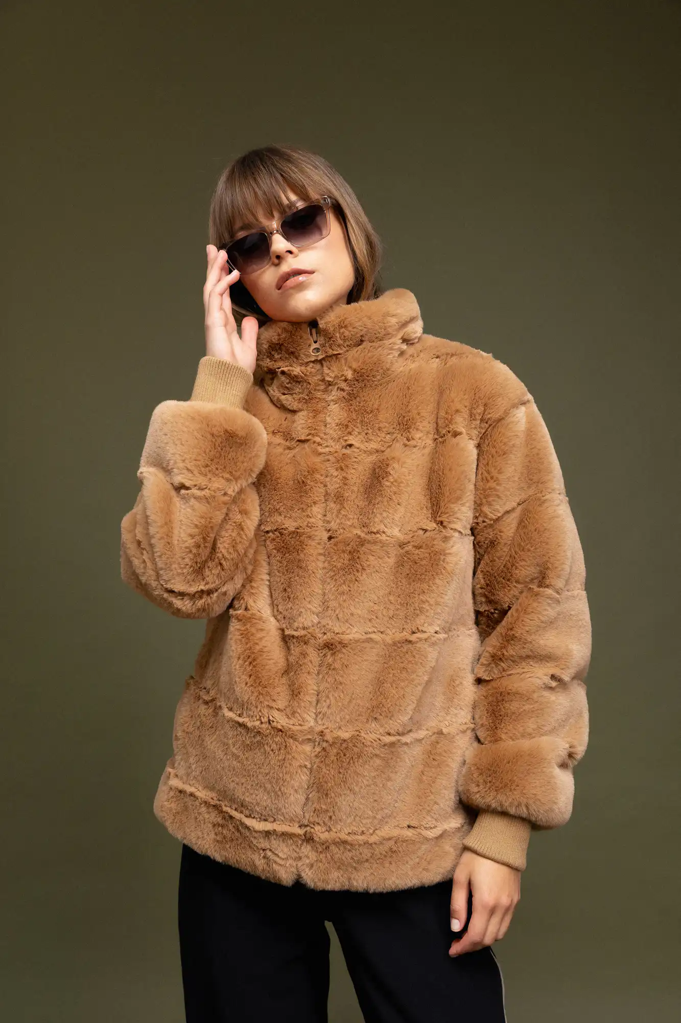 Biston fashion γυναικείο κοντό πανωφόρι από συνθετική γούνα 52-101-023 CAMEL