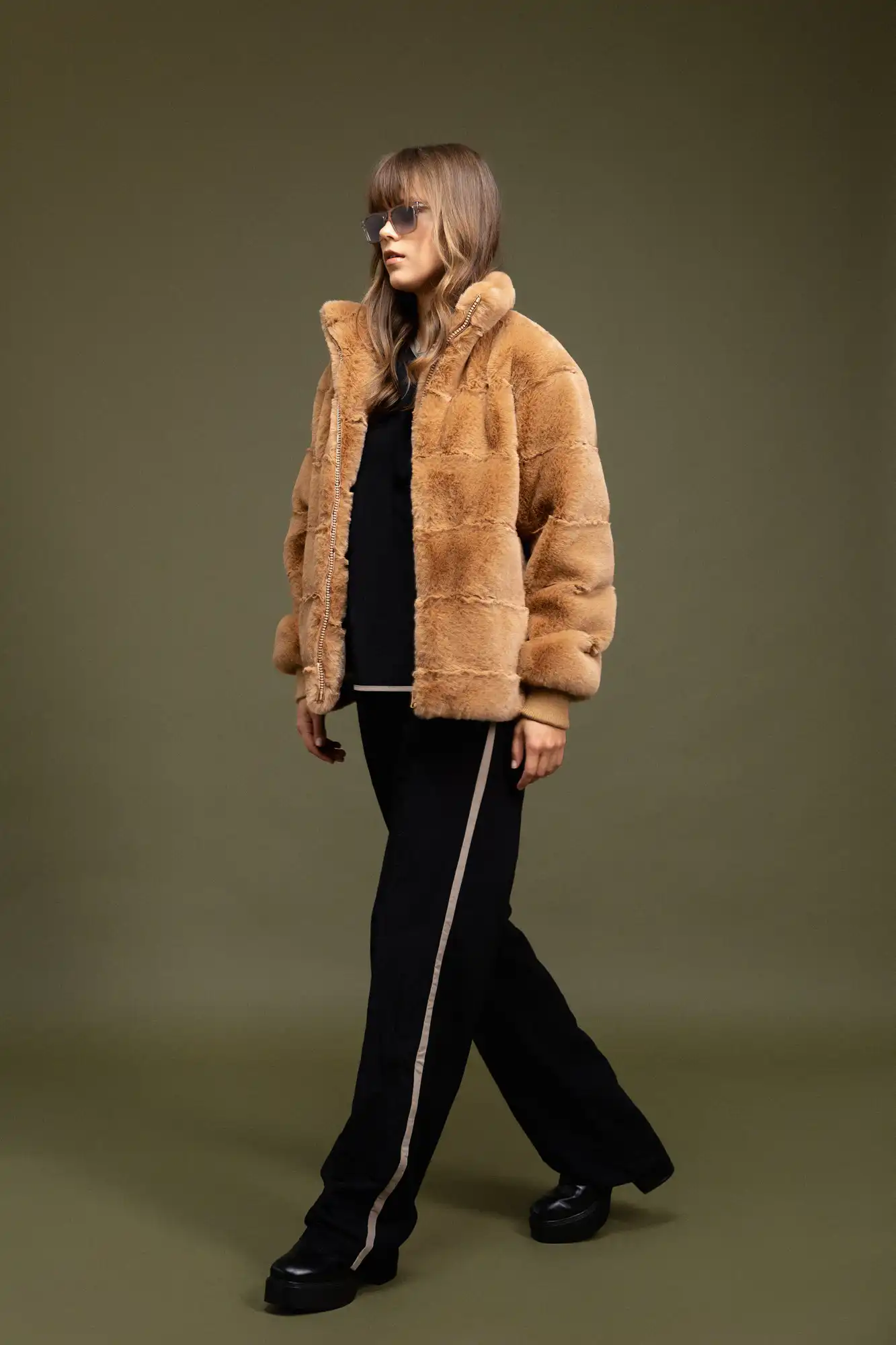 Biston fashion γυναικείο κοντό πανωφόρι από συνθετική γούνα 52-101-023 CAMEL