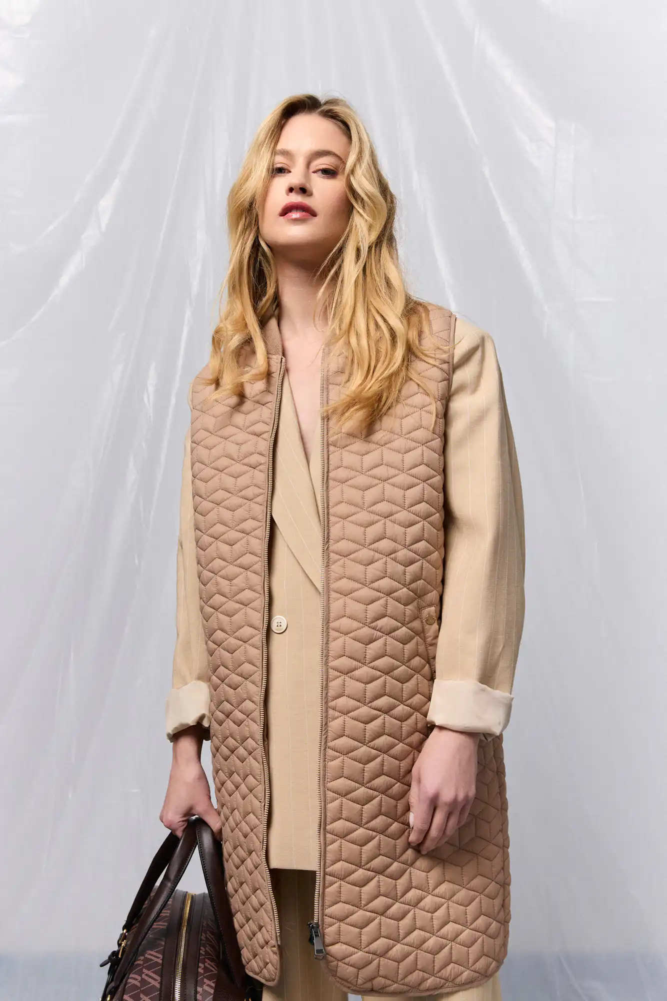 B'  Γυναικείο κοντό ultra light αμάνικο με κολλεγιακό πλεκτό κολλάρο 53-102-005 BEIGE