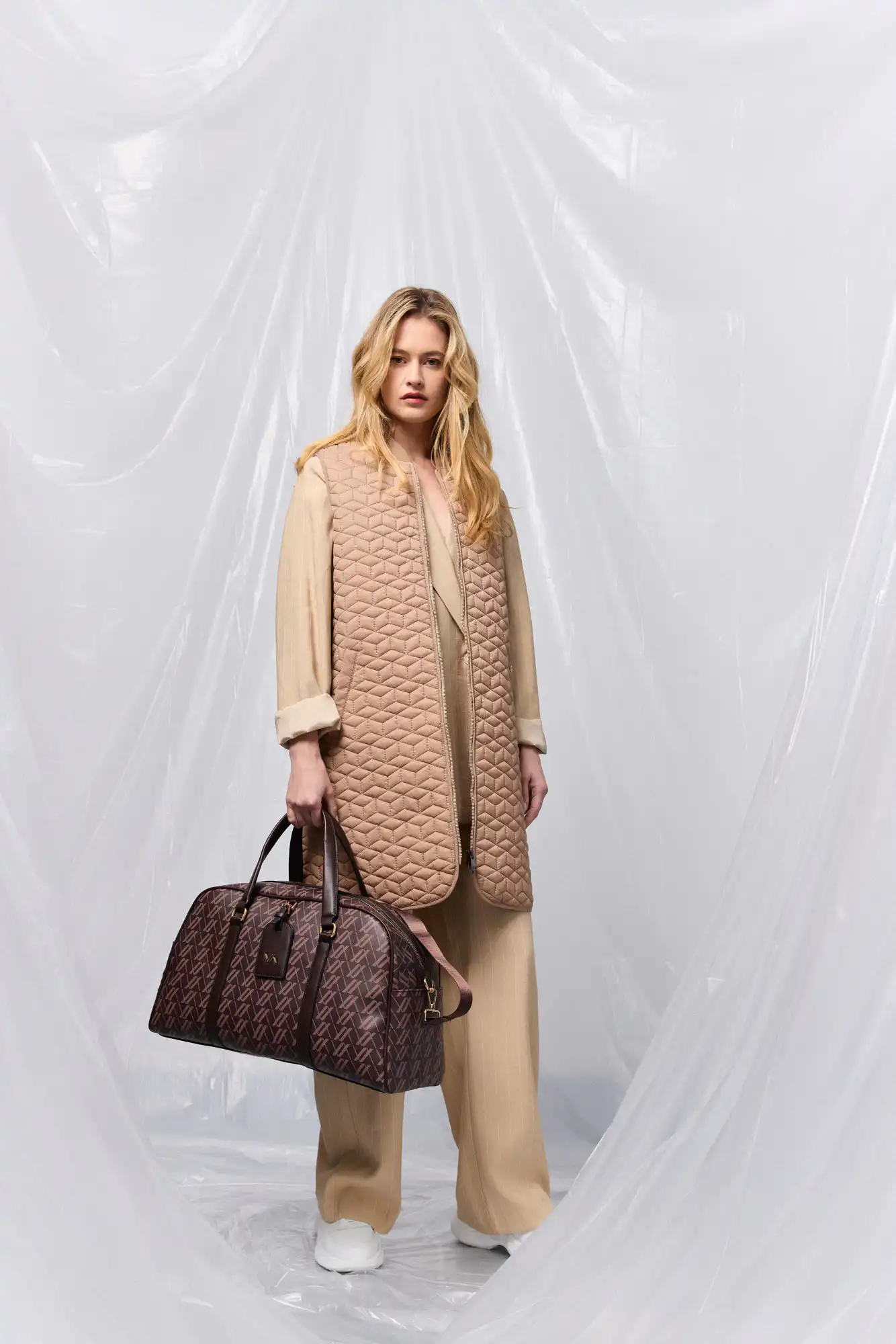 B'  Γυναικείο κοντό ultra light αμάνικο με κολλεγιακό πλεκτό κολλάρο 53-102-005 BEIGE