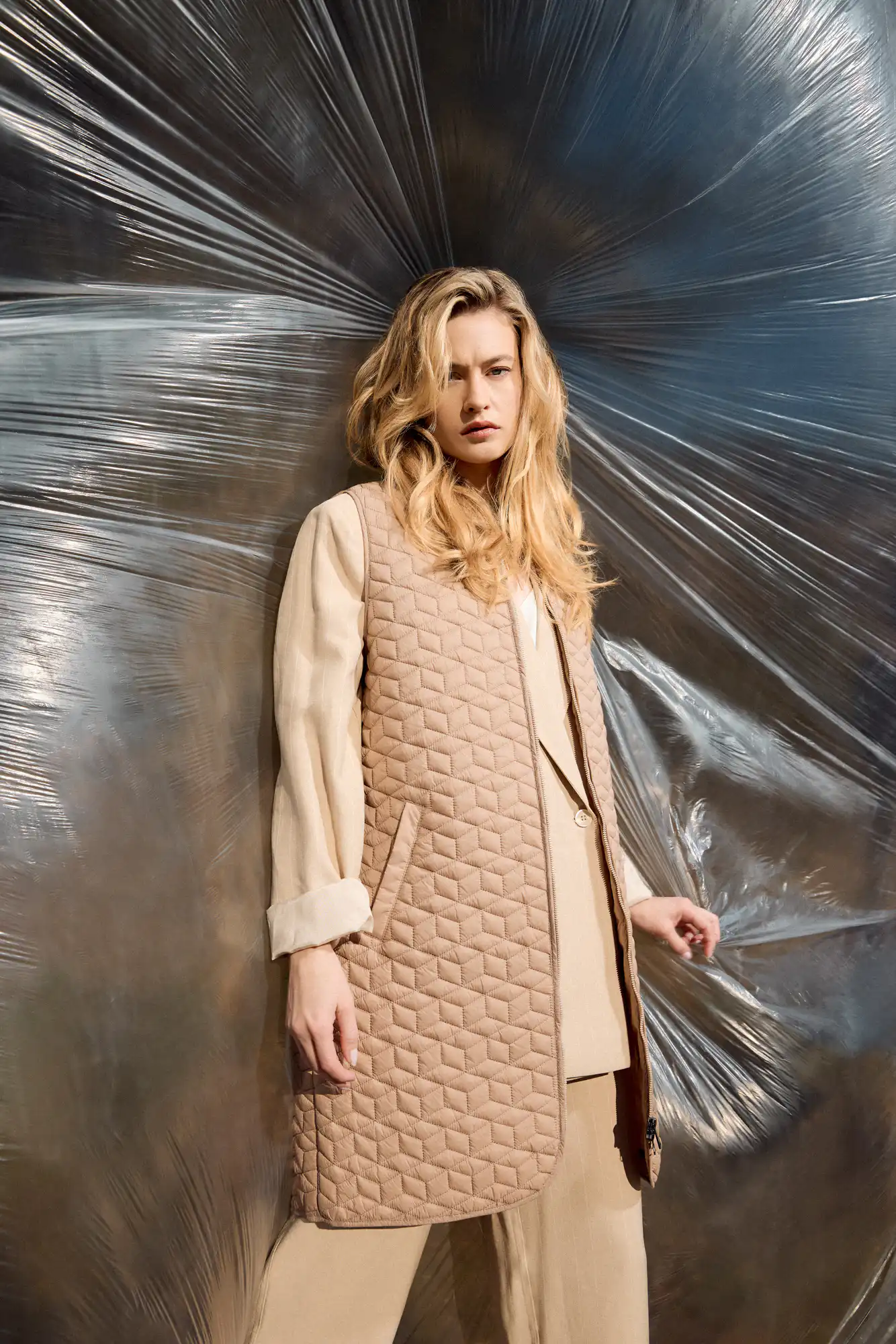 B'  Γυναικείο κοντό ultra light αμάνικο με κολλεγιακό πλεκτό κολλάρο 53-102-005 BEIGE