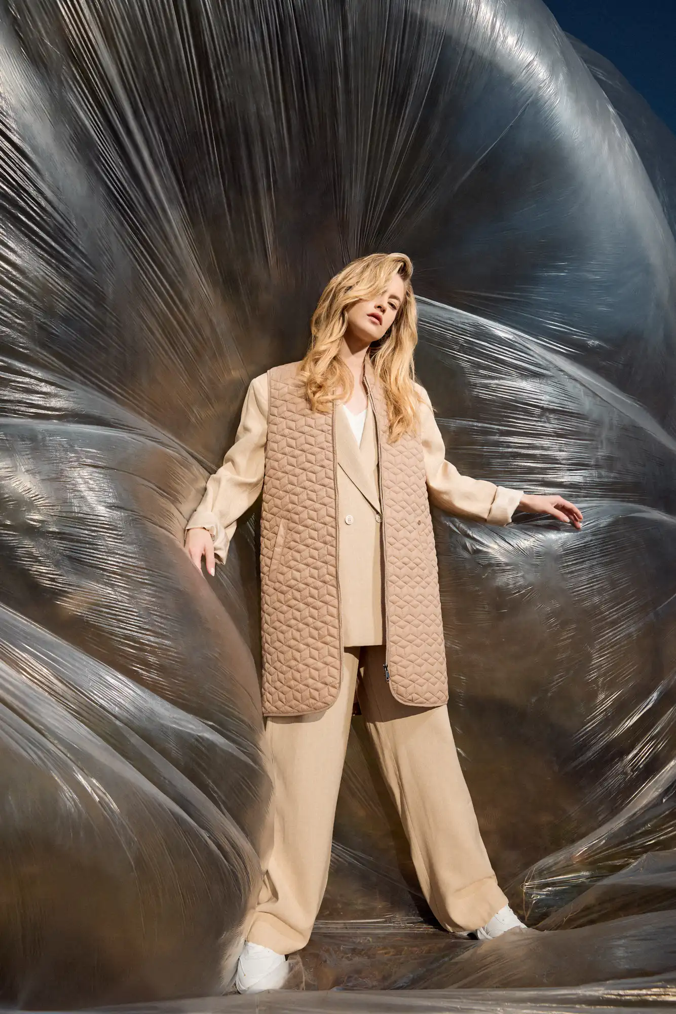 B'  Γυναικείο κοντό ultra light αμάνικο με κολλεγιακό πλεκτό κολλάρο 53-102-005 BEIGE