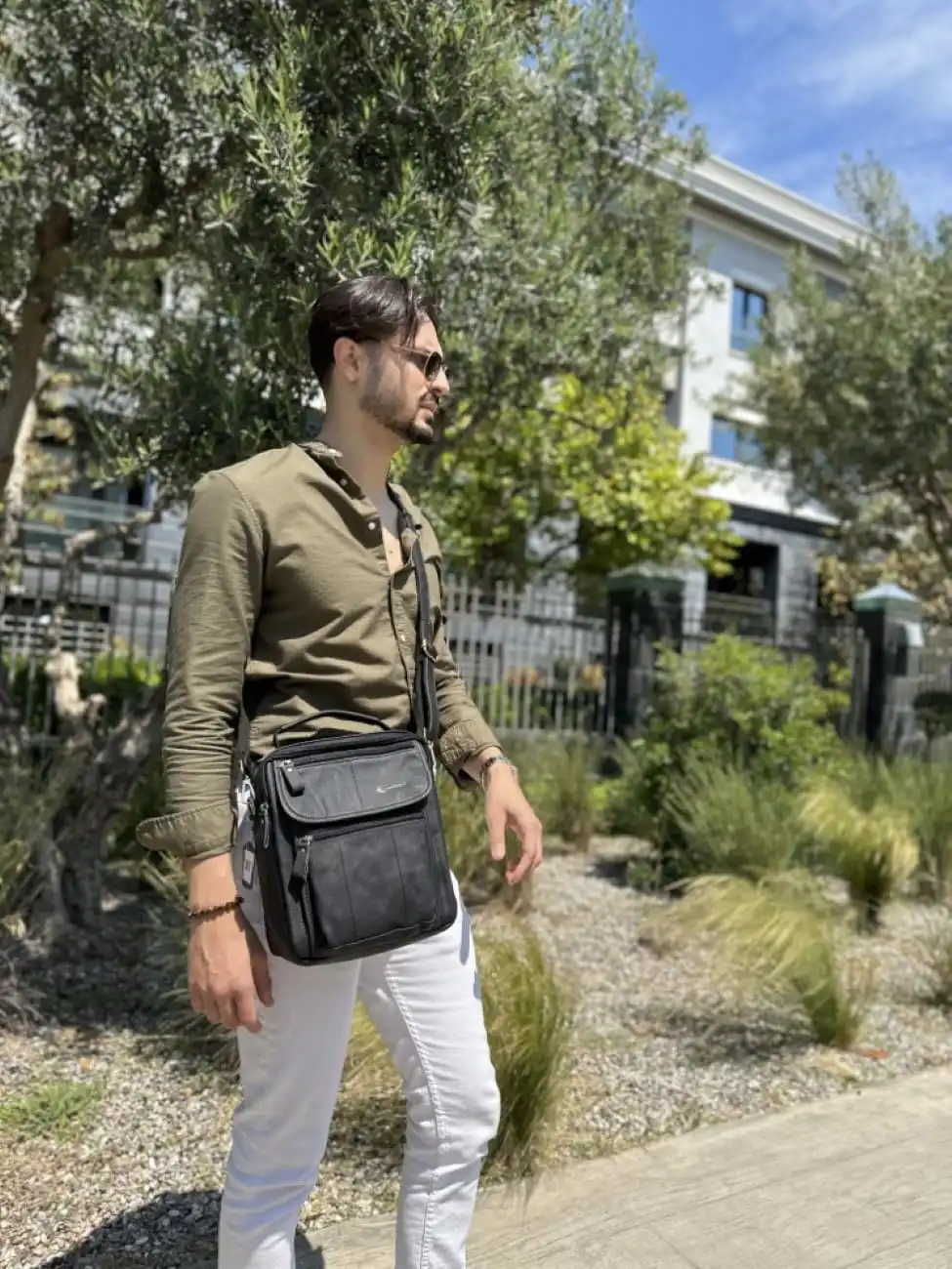 Δερμάτινο τσαντάκι ώμου Cardinal 8870 μαύρο Δερμάτινο τσαντάκι ώμου Cardinal 8870 μαύρο