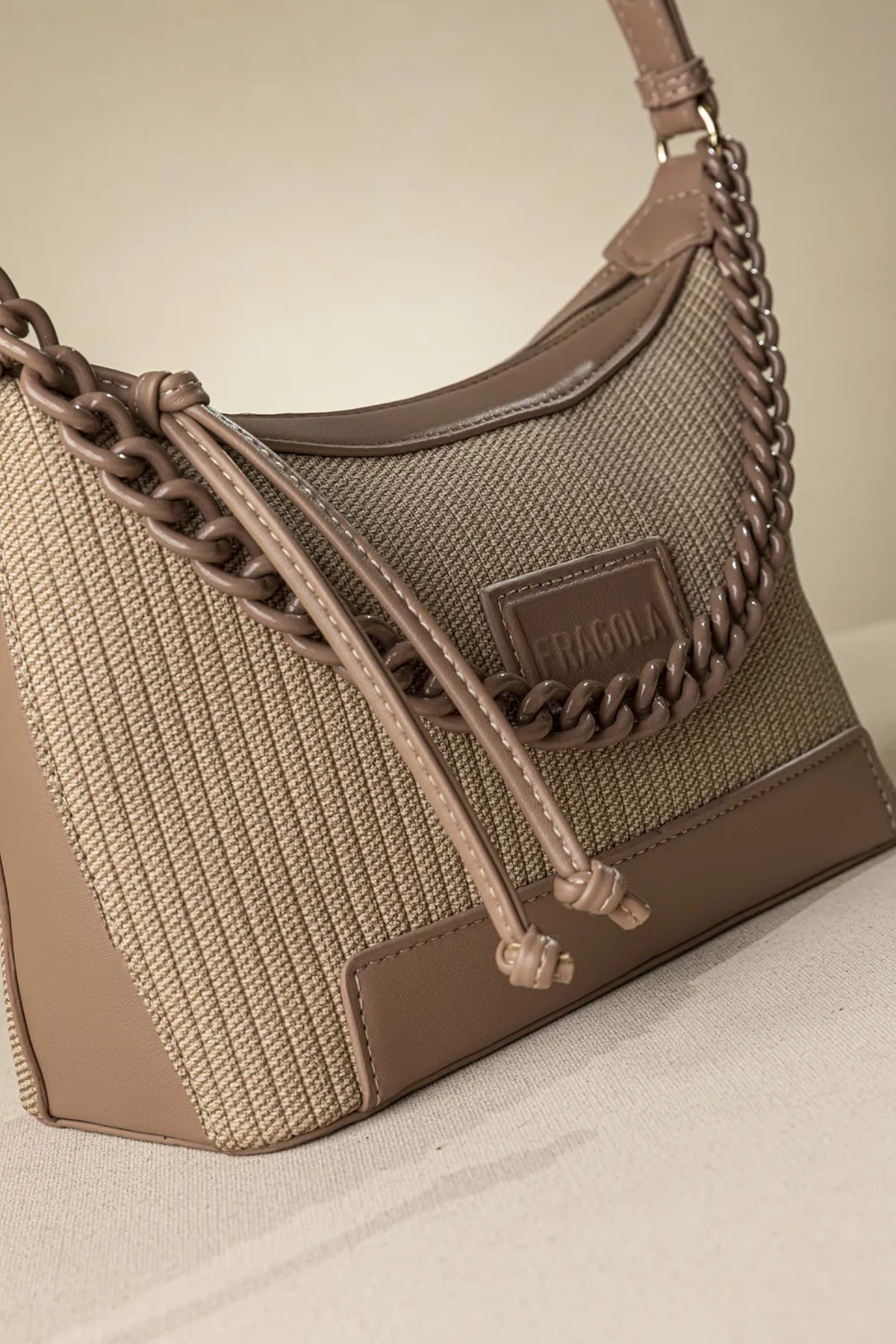 Τσαντάκι ώμου με βαμμένη αλυσίδα