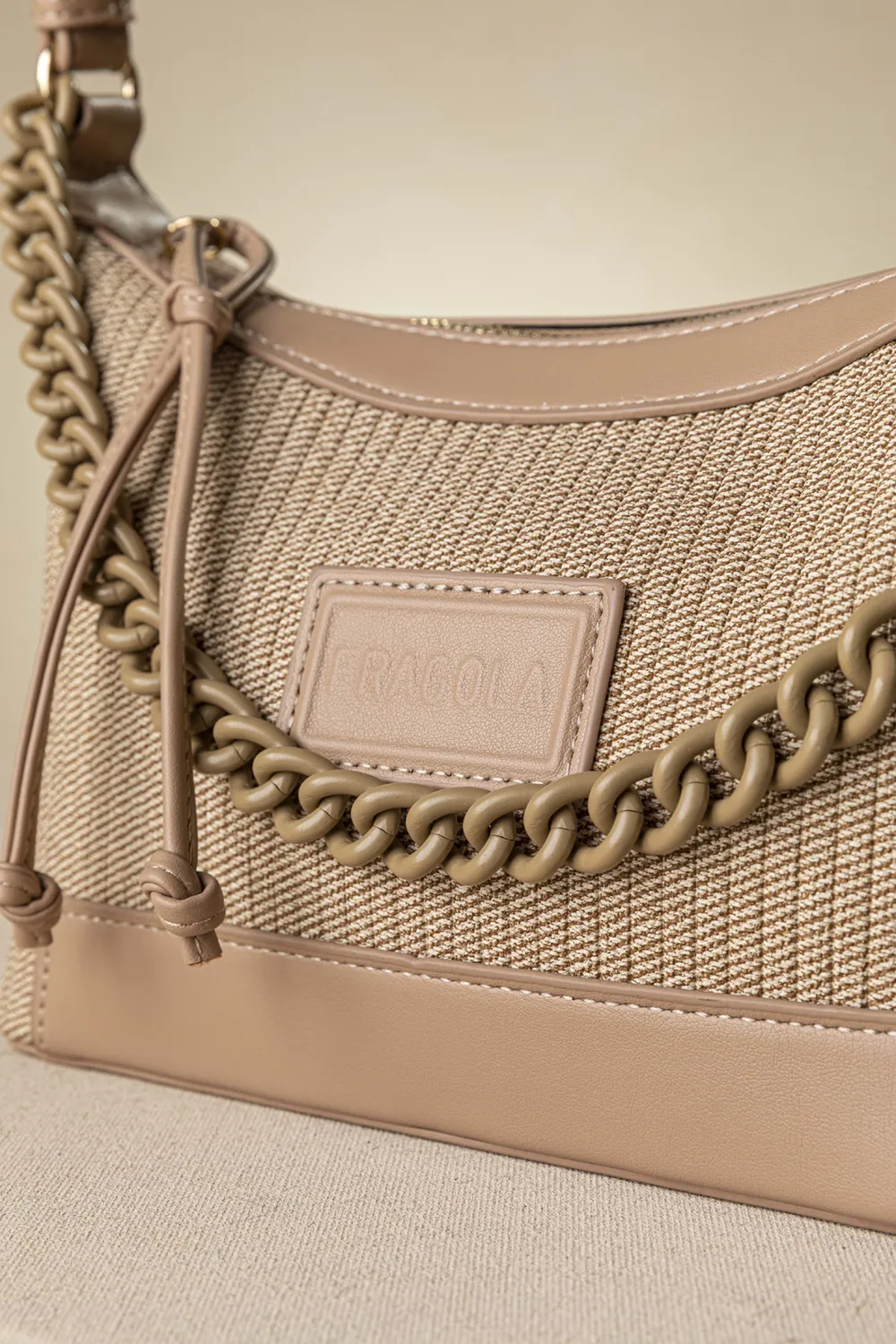 Τσαντάκι ώμου με βαμμένη αλυσίδα