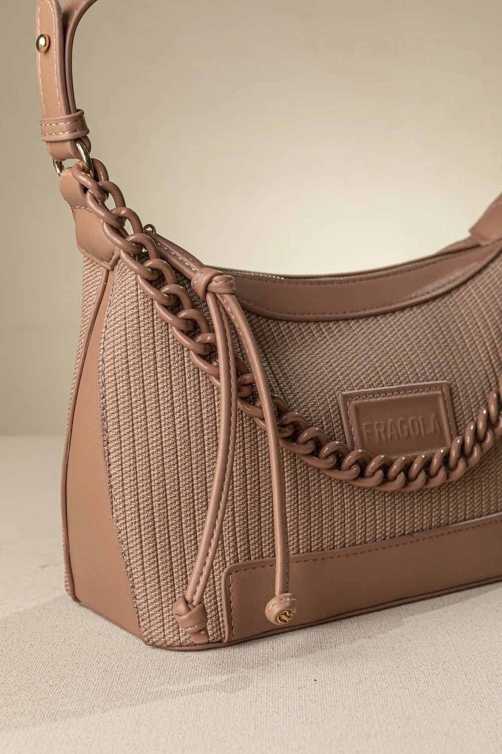 Τσαντάκι ώμου με βαμμένη αλυσίδα