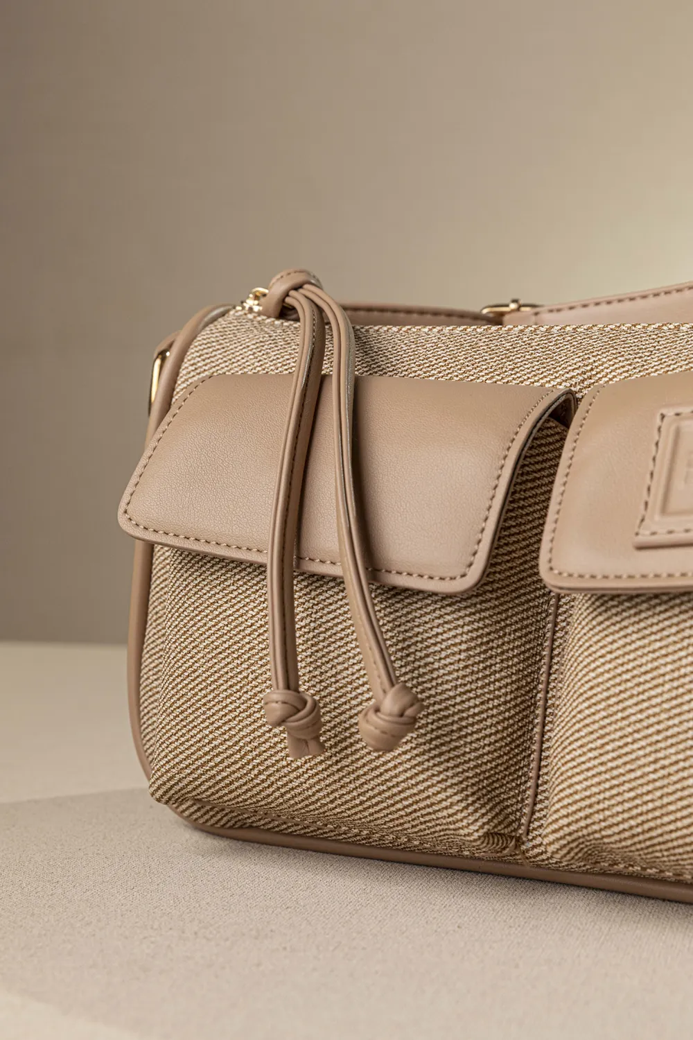 Τσαντάκι ώμου και χιαστί με εξωτερικές τσέπες