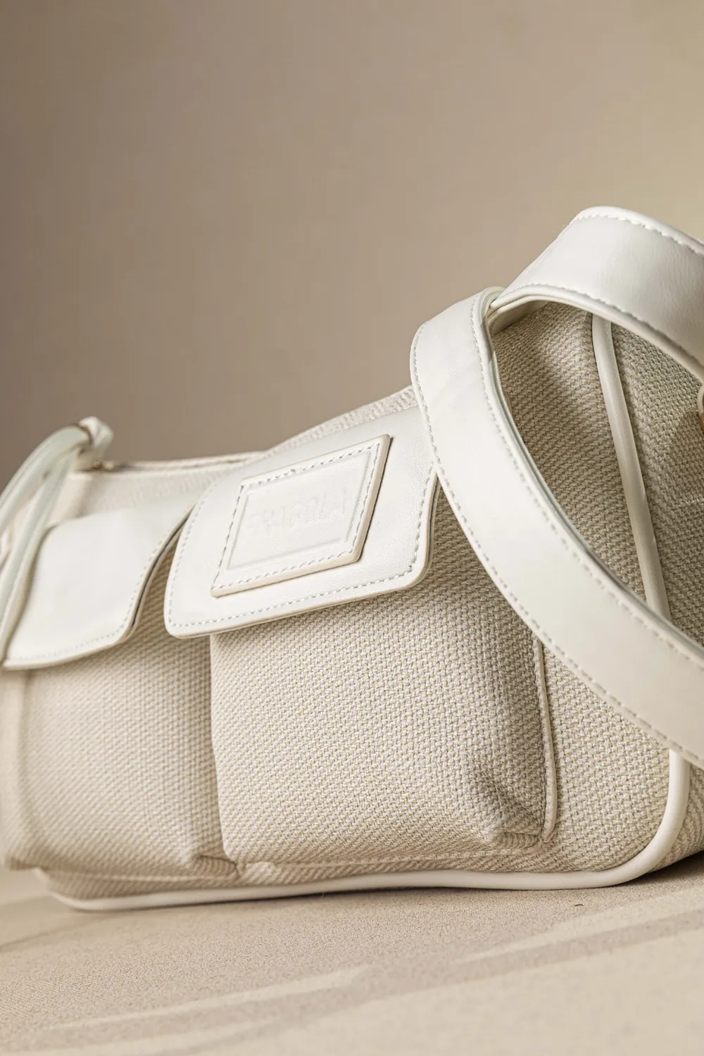 Τσαντάκι ώμου και χιαστί με εξωτερικές τσέπες