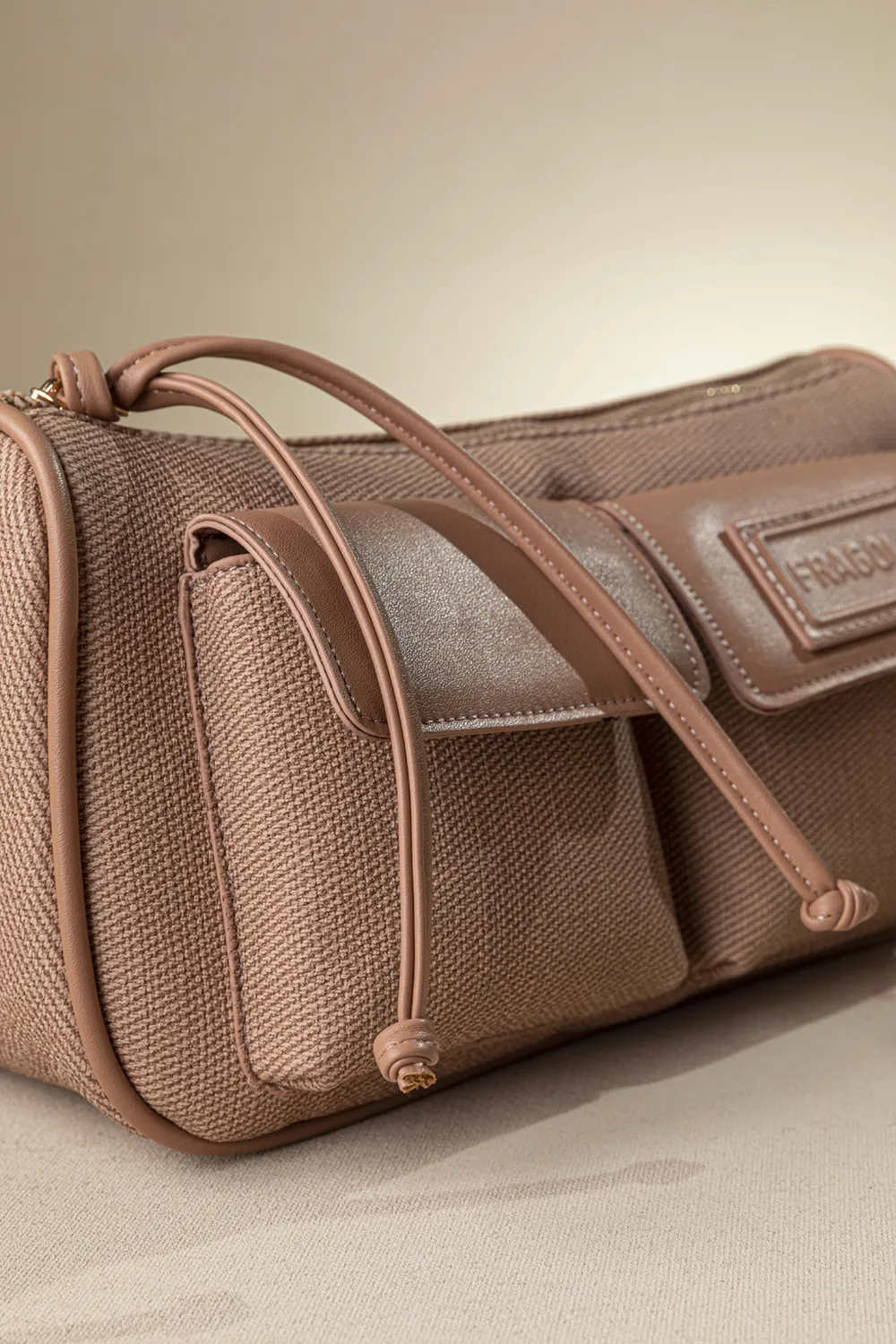 Τσαντάκι ώμου και χιαστί με εξωτερικές τσέπες