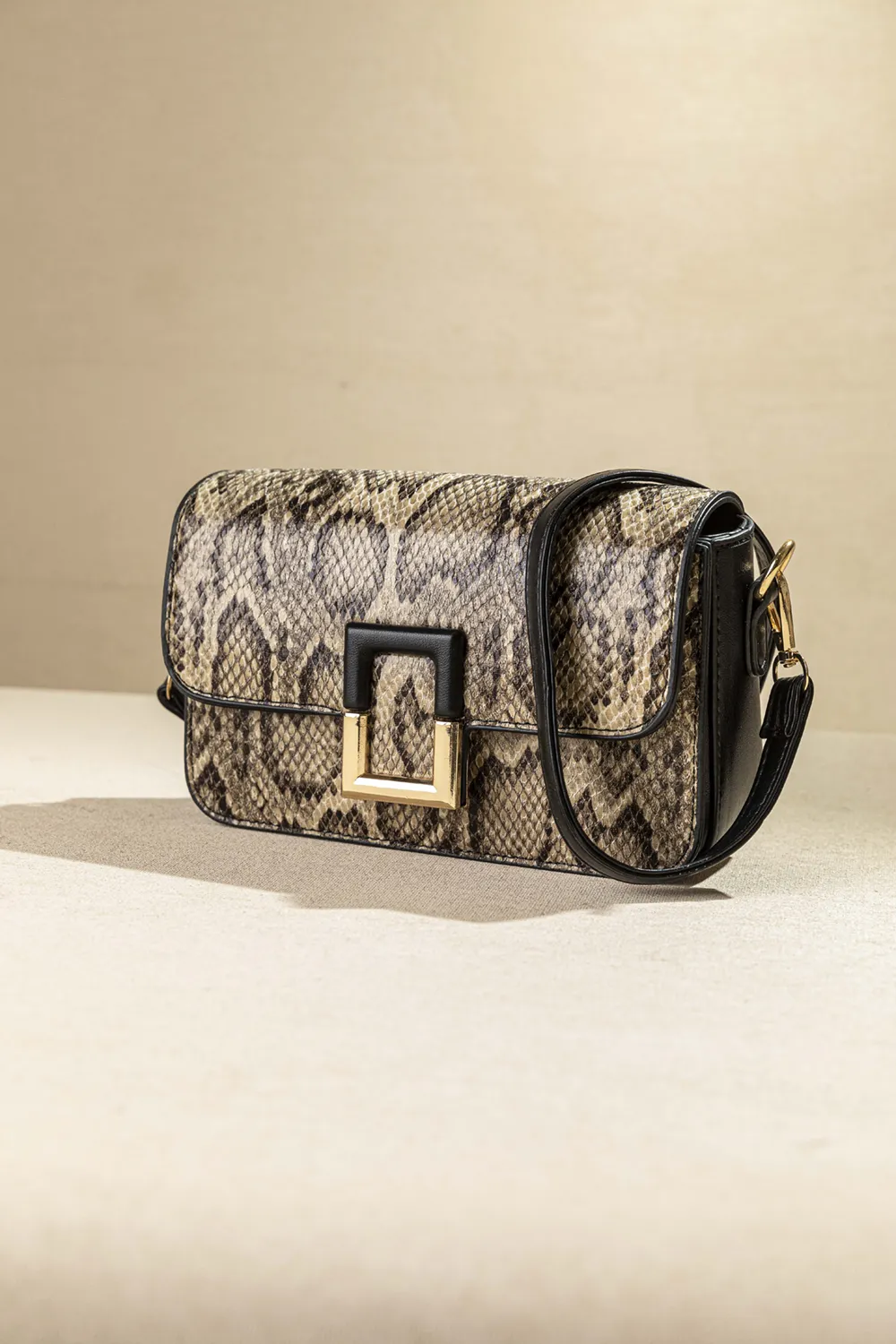 Τσαντάκι ώμου με καπάκι με τετράγωνη αγκράφα