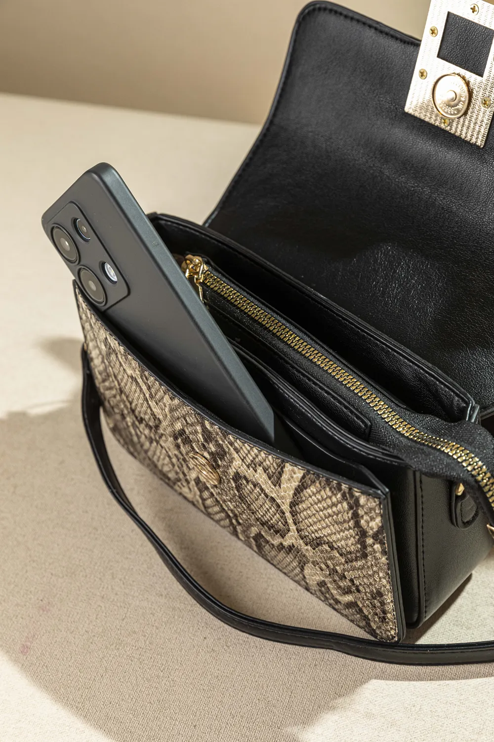 Τσαντάκι ώμου με καπάκι με τετράγωνη αγκράφα