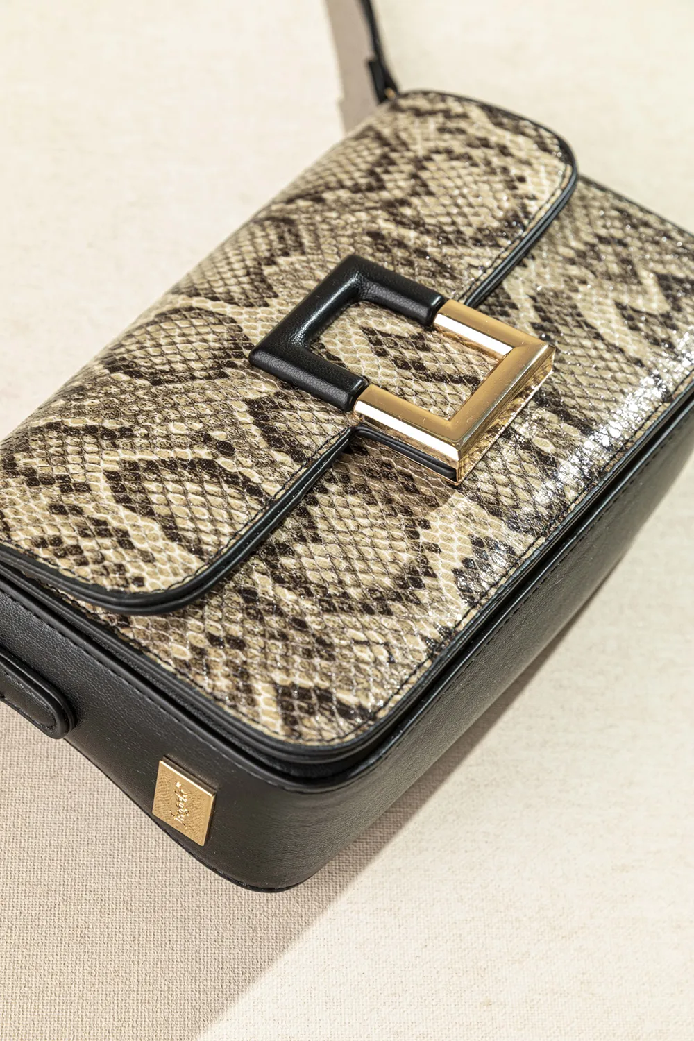 Τσαντάκι ώμου με καπάκι με τετράγωνη αγκράφα