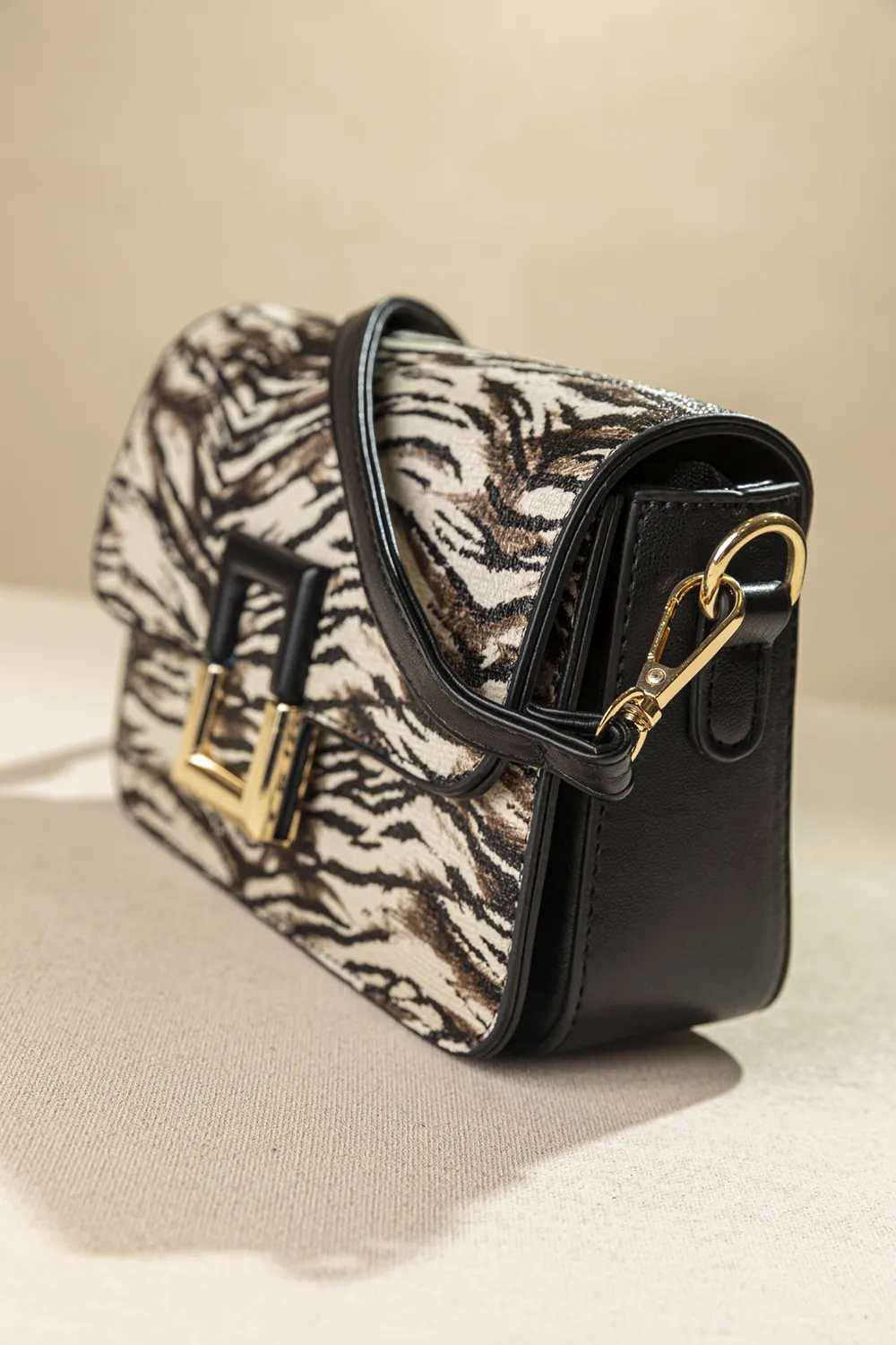 Τσαντάκι ώμου με καπάκι με τετράγωνη αγκράφα