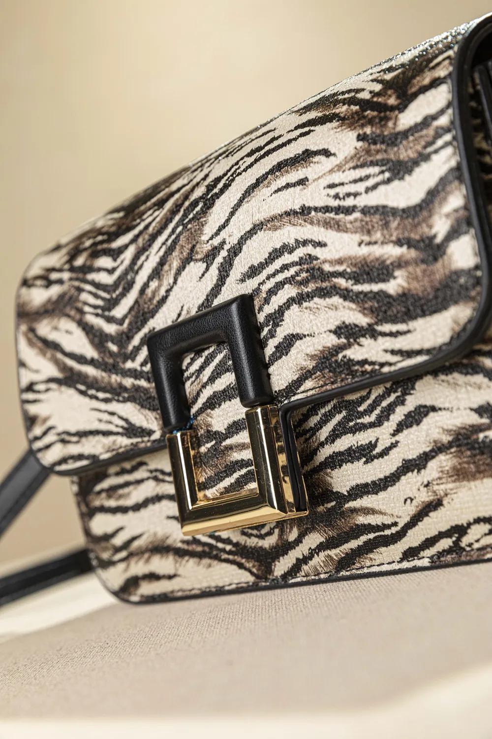 Τσαντάκι ώμου με καπάκι με τετράγωνη αγκράφα