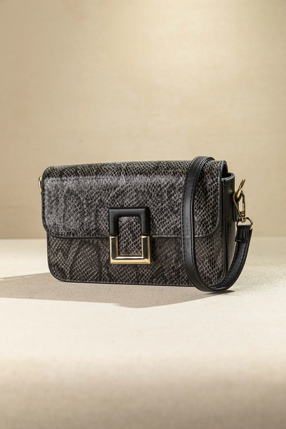 Τσαντάκι ώμου με καπάκι με τετράγωνη αγκράφα