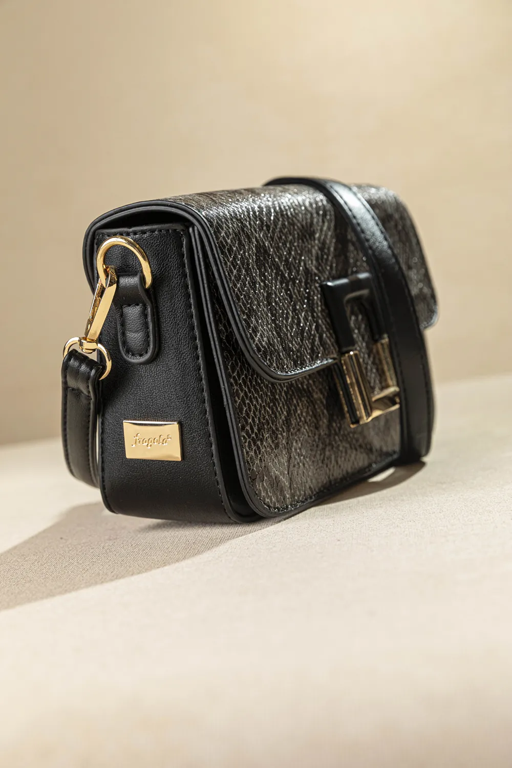 Τσαντάκι ώμου με καπάκι με τετράγωνη αγκράφα