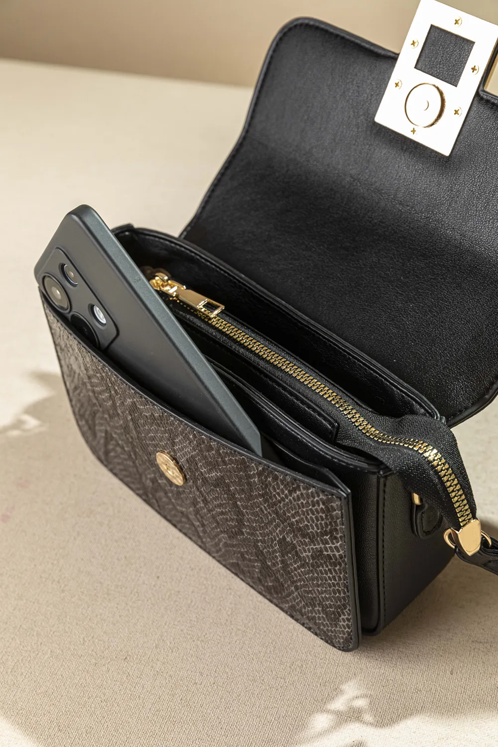 Τσαντάκι ώμου με καπάκι με τετράγωνη αγκράφα