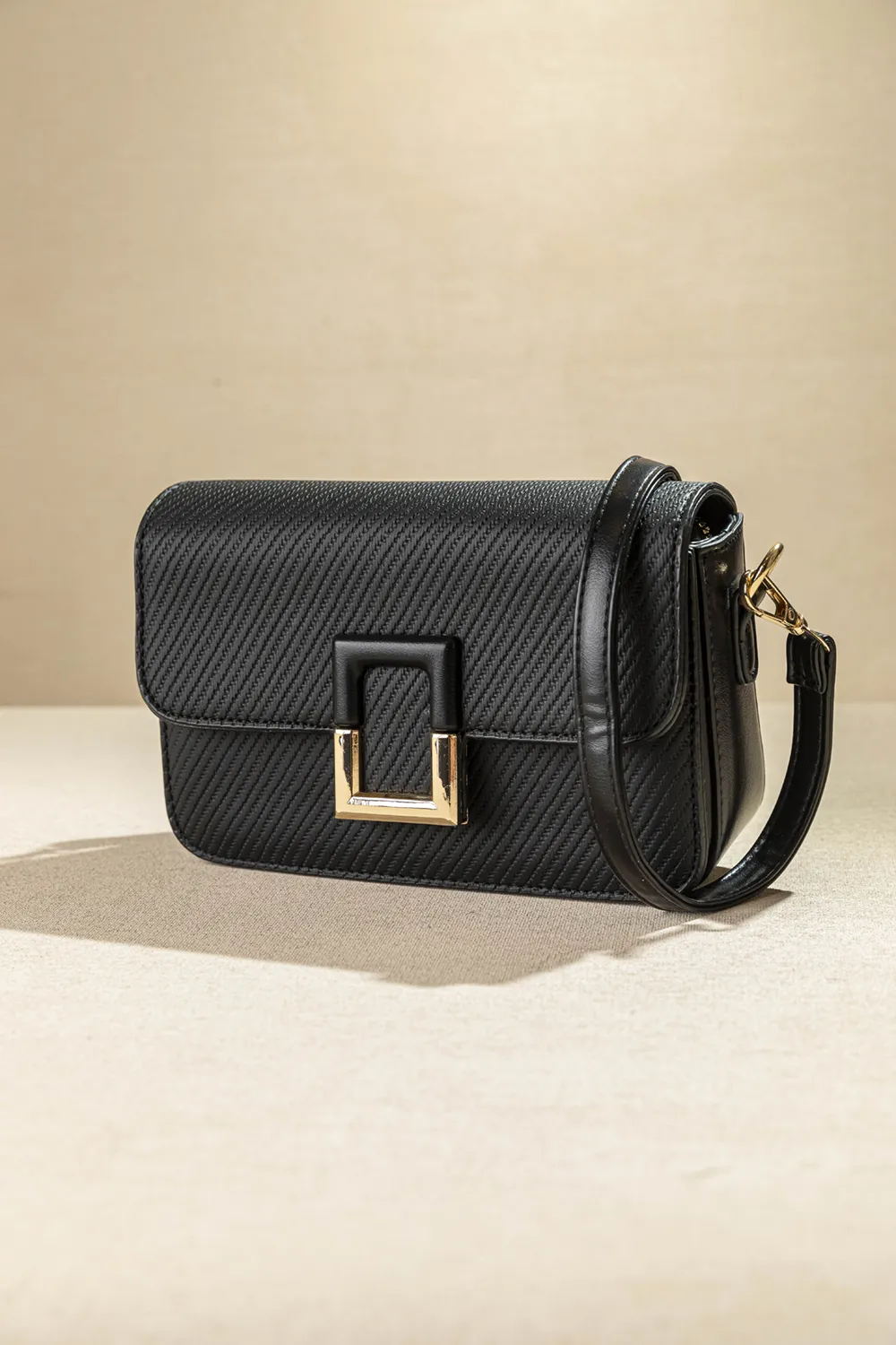 Τσαντάκι ώμου με καπάκι με τετράγωνη αγκράφα