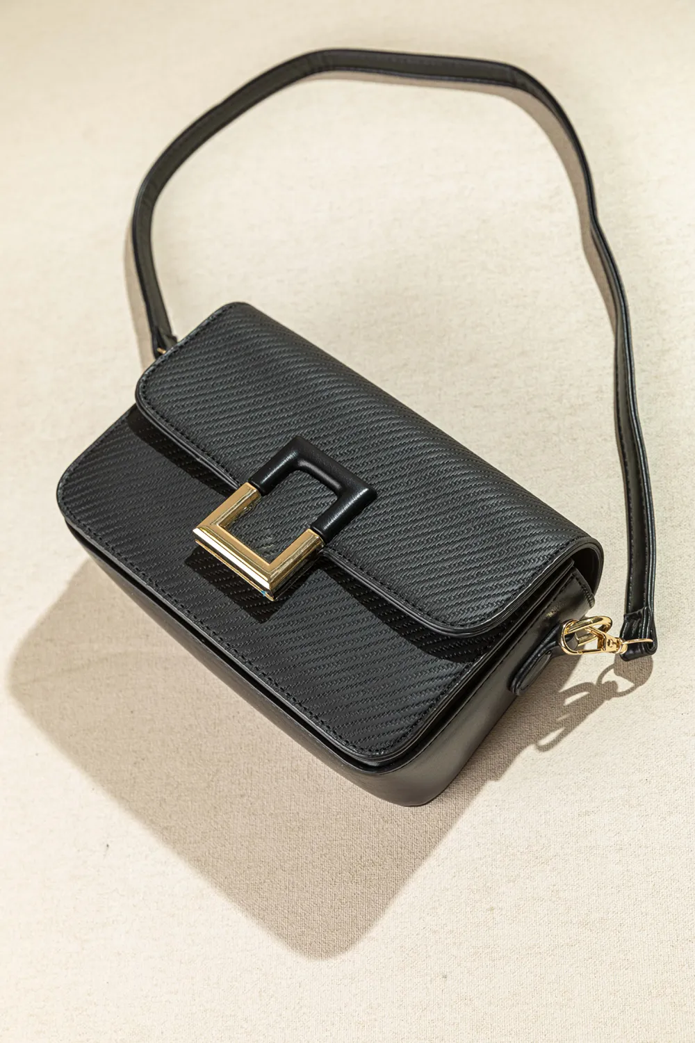 Τσαντάκι ώμου με καπάκι με τετράγωνη αγκράφα