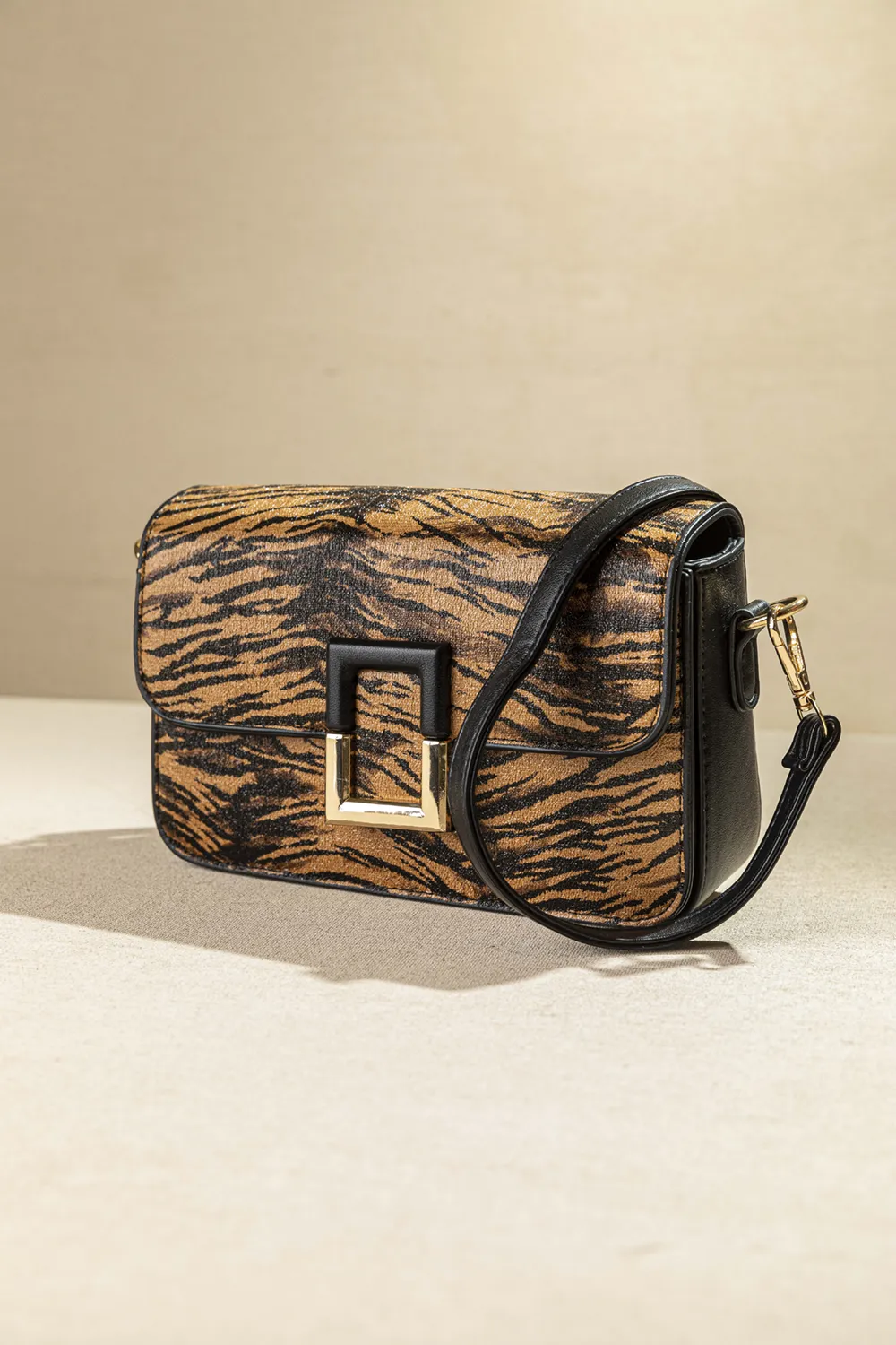 Τσαντάκι ώμου με καπάκι με τετράγωνη αγκράφα