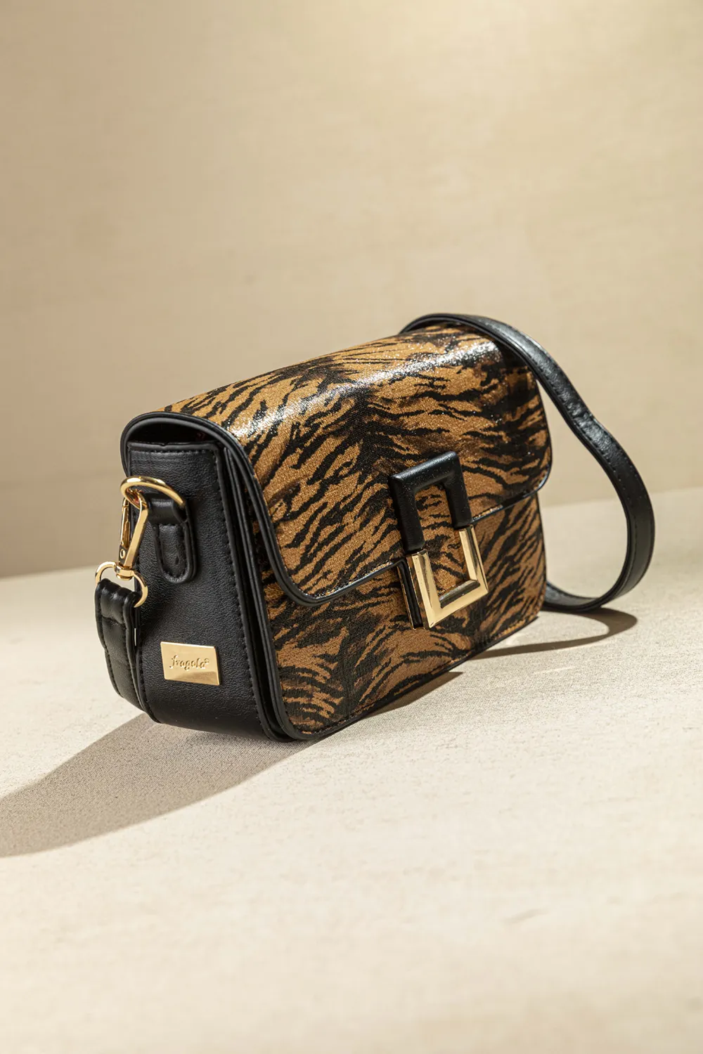 Τσαντάκι ώμου με καπάκι με τετράγωνη αγκράφα