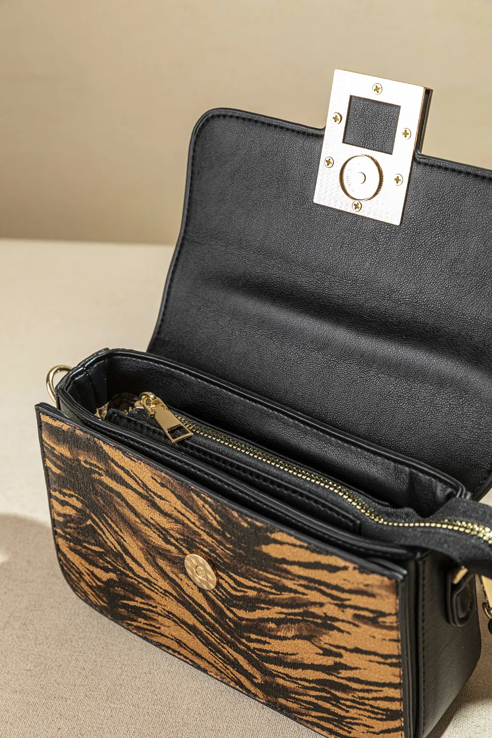 Τσαντάκι ώμου με καπάκι με τετράγωνη αγκράφα