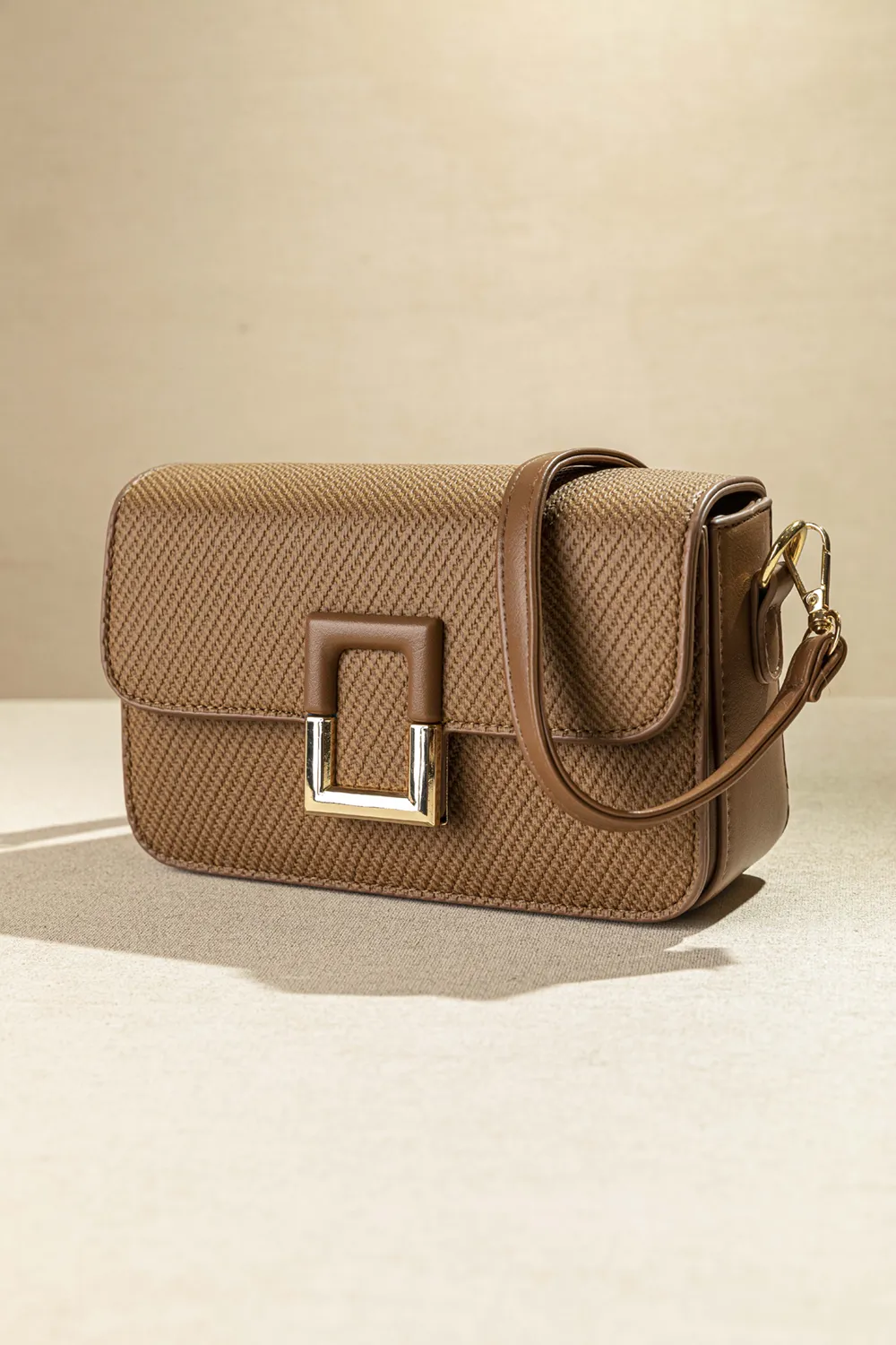 Τσαντάκι ώμου με καπάκι με τετράγωνη αγκράφα