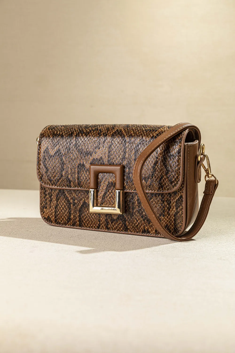 Τσαντάκι ώμου με καπάκι με τετράγωνη αγκράφα