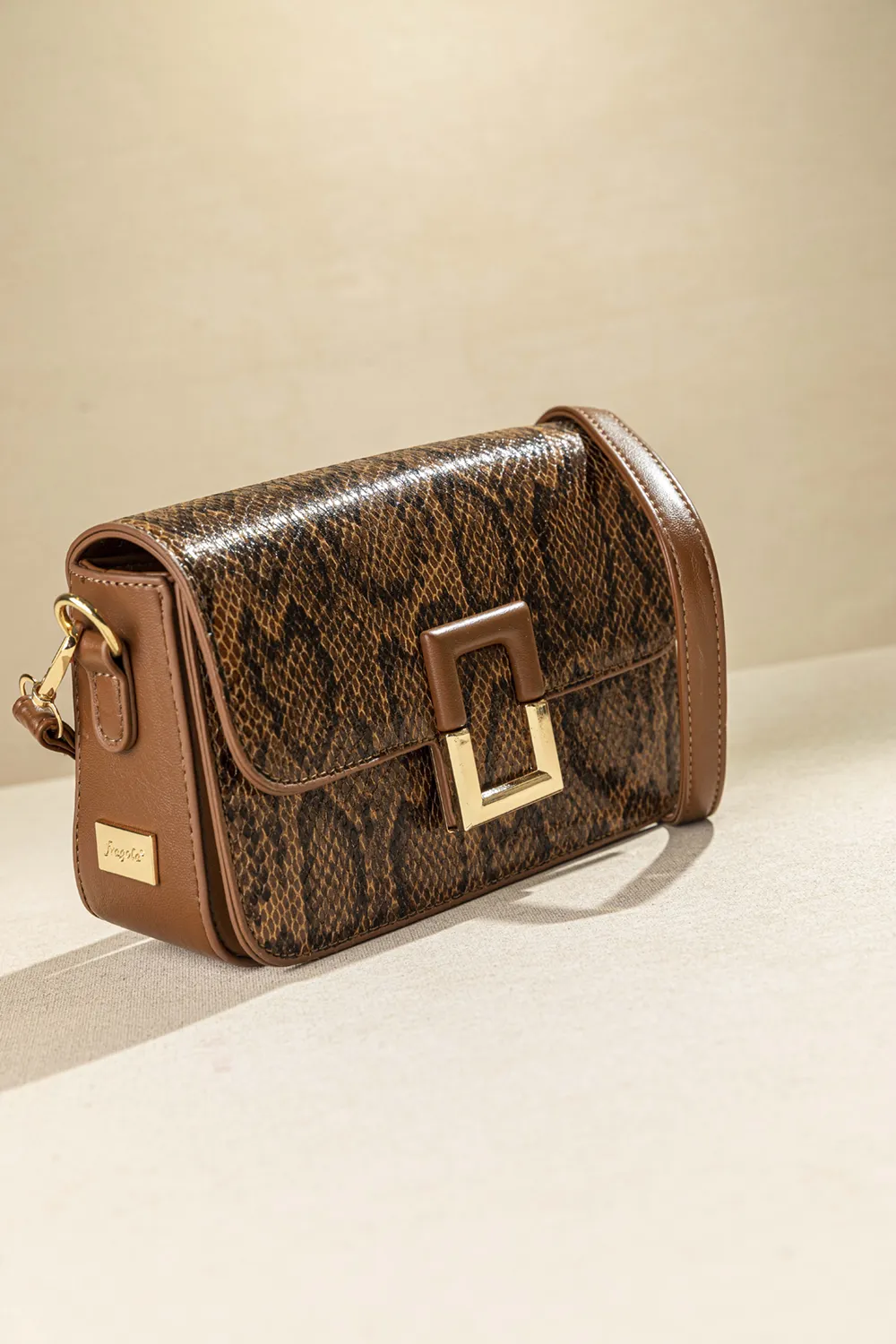 Τσαντάκι ώμου με καπάκι με τετράγωνη αγκράφα