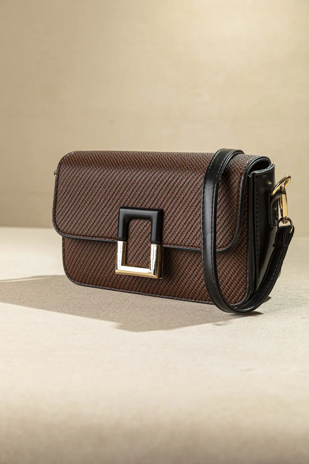 Τσαντάκι ώμου με καπάκι με τετράγωνη αγκράφα