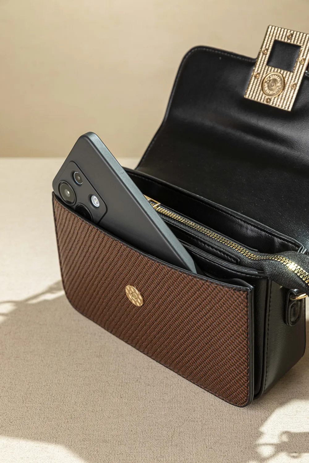 Τσαντάκι ώμου με καπάκι με τετράγωνη αγκράφα