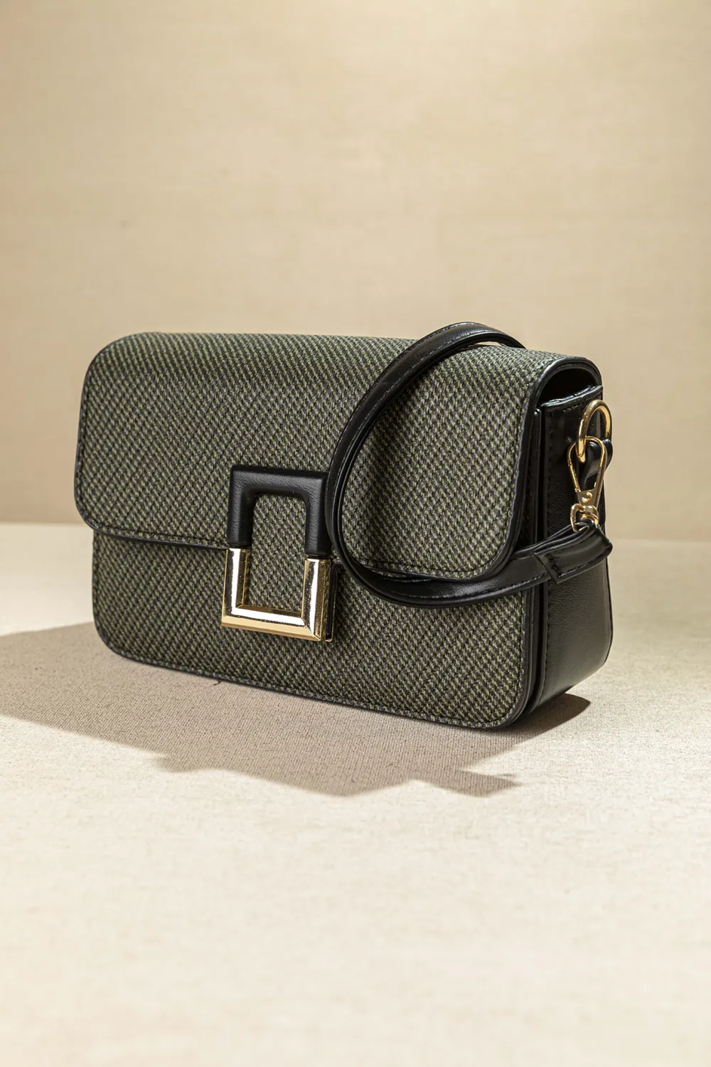 Τσαντάκι ώμου με καπάκι με τετράγωνη αγκράφα