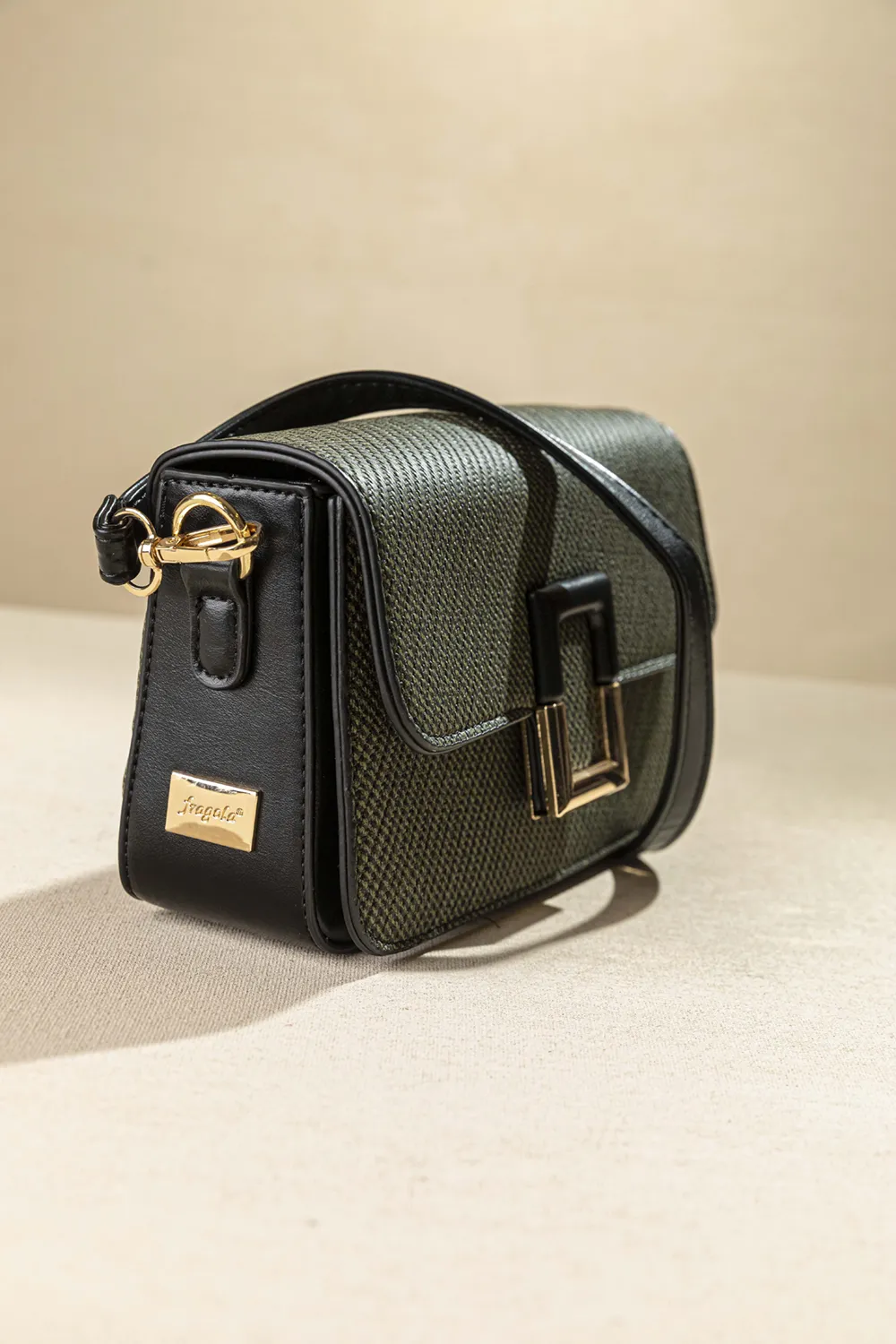 Τσαντάκι ώμου με καπάκι με τετράγωνη αγκράφα