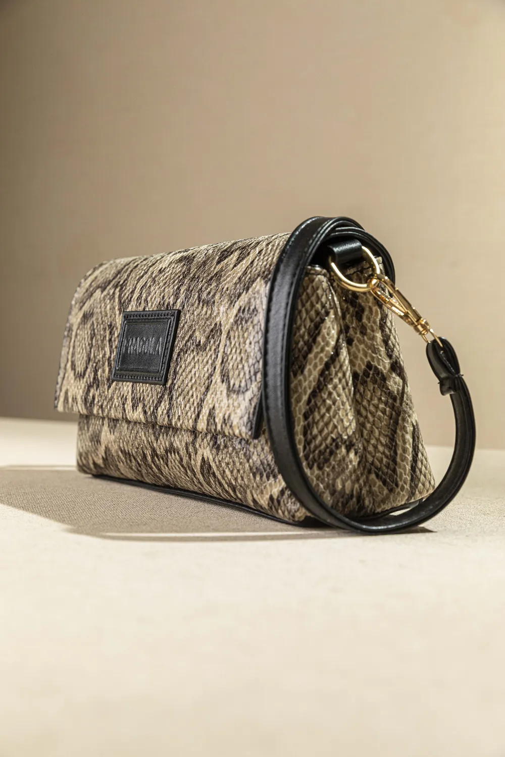 Τσαντάκι ώμου και χιαστί με καπάκι