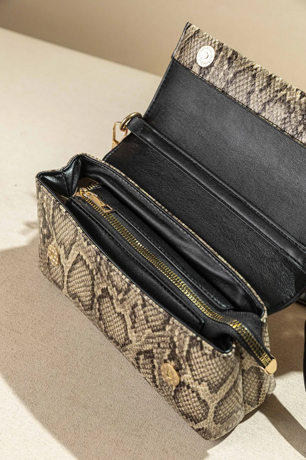 Τσαντάκι ώμου και χιαστί με καπάκι