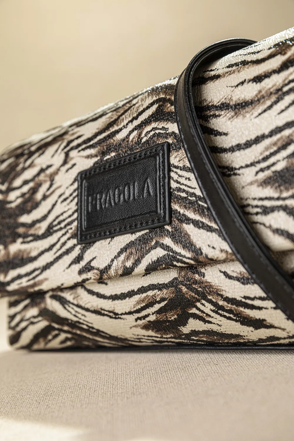 Τσαντάκι ώμου και χιαστί με καπάκι