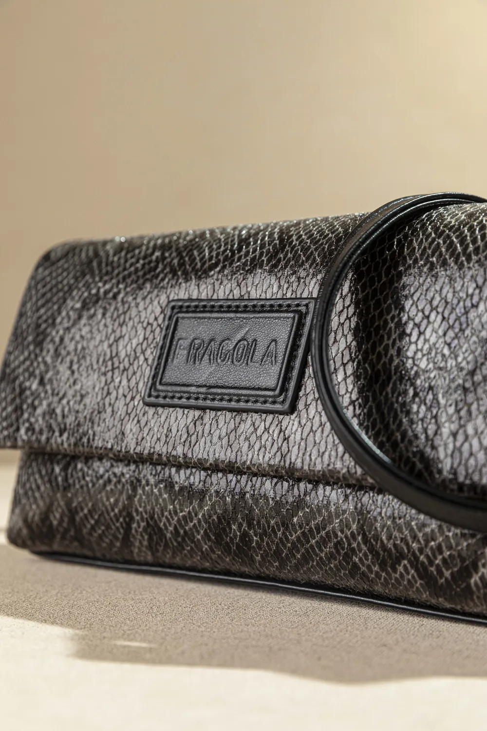 Τσαντάκι ώμου και χιαστί με καπάκι