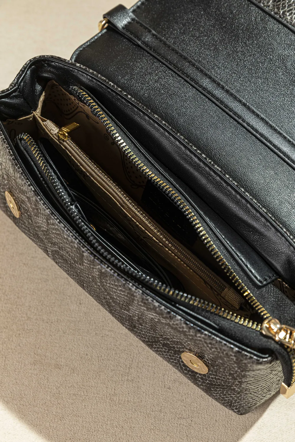 Τσαντάκι ώμου και χιαστί με καπάκι