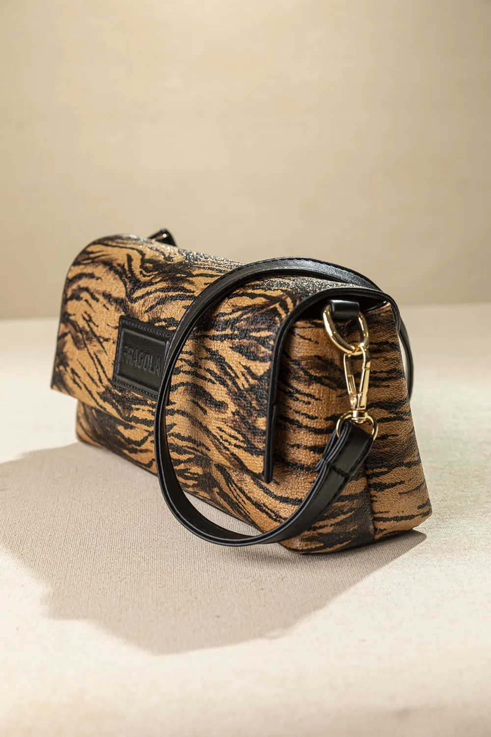 Τσαντάκι ώμου και χιαστί με καπάκι